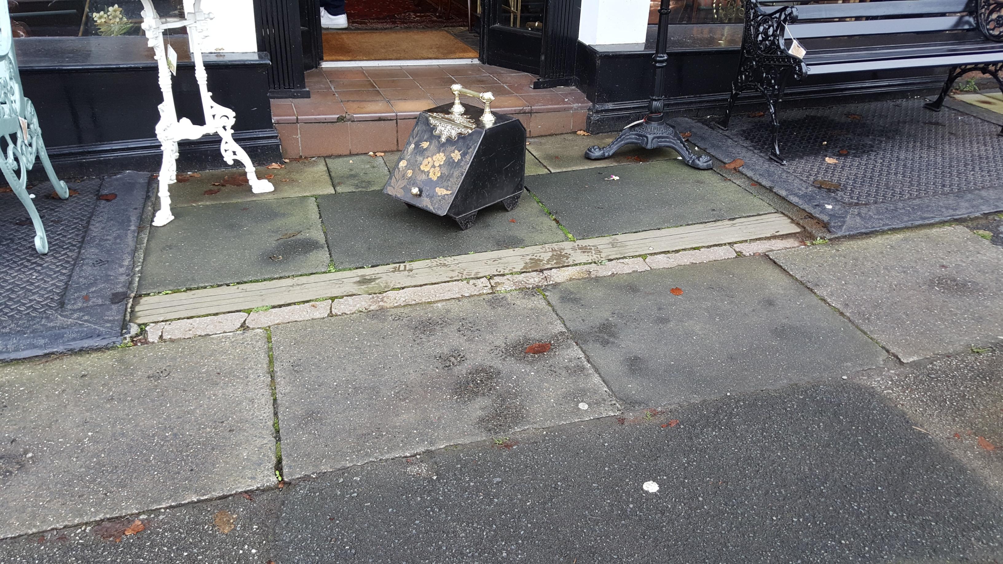 Victorian toleware and brass coal Purdonium the lidded box having original liner, sorry no shovel, Measures: 15