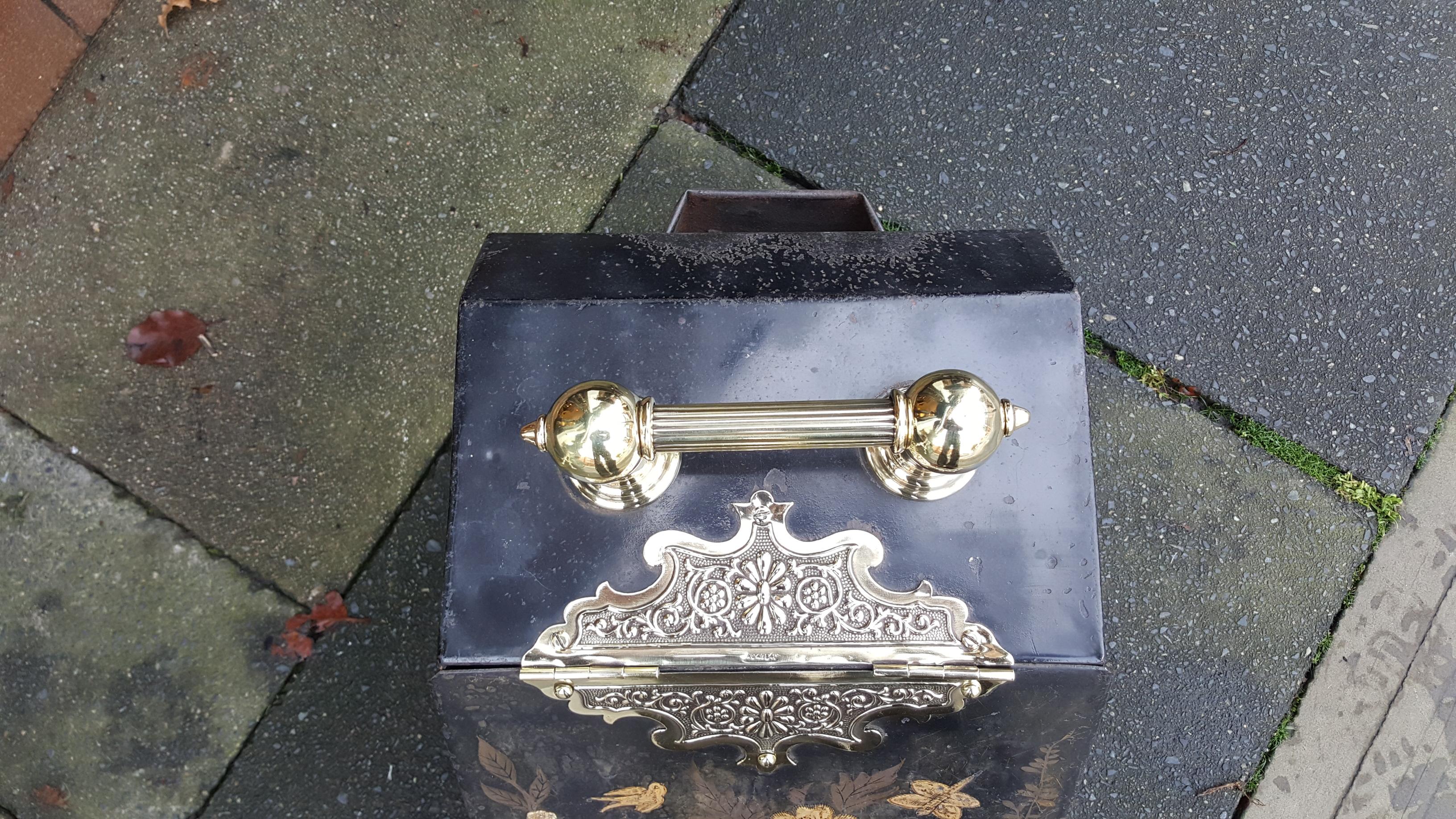 Victorian Toleware Coal Scuttle In Fair Condition For Sale In Altrincham, Cheshire