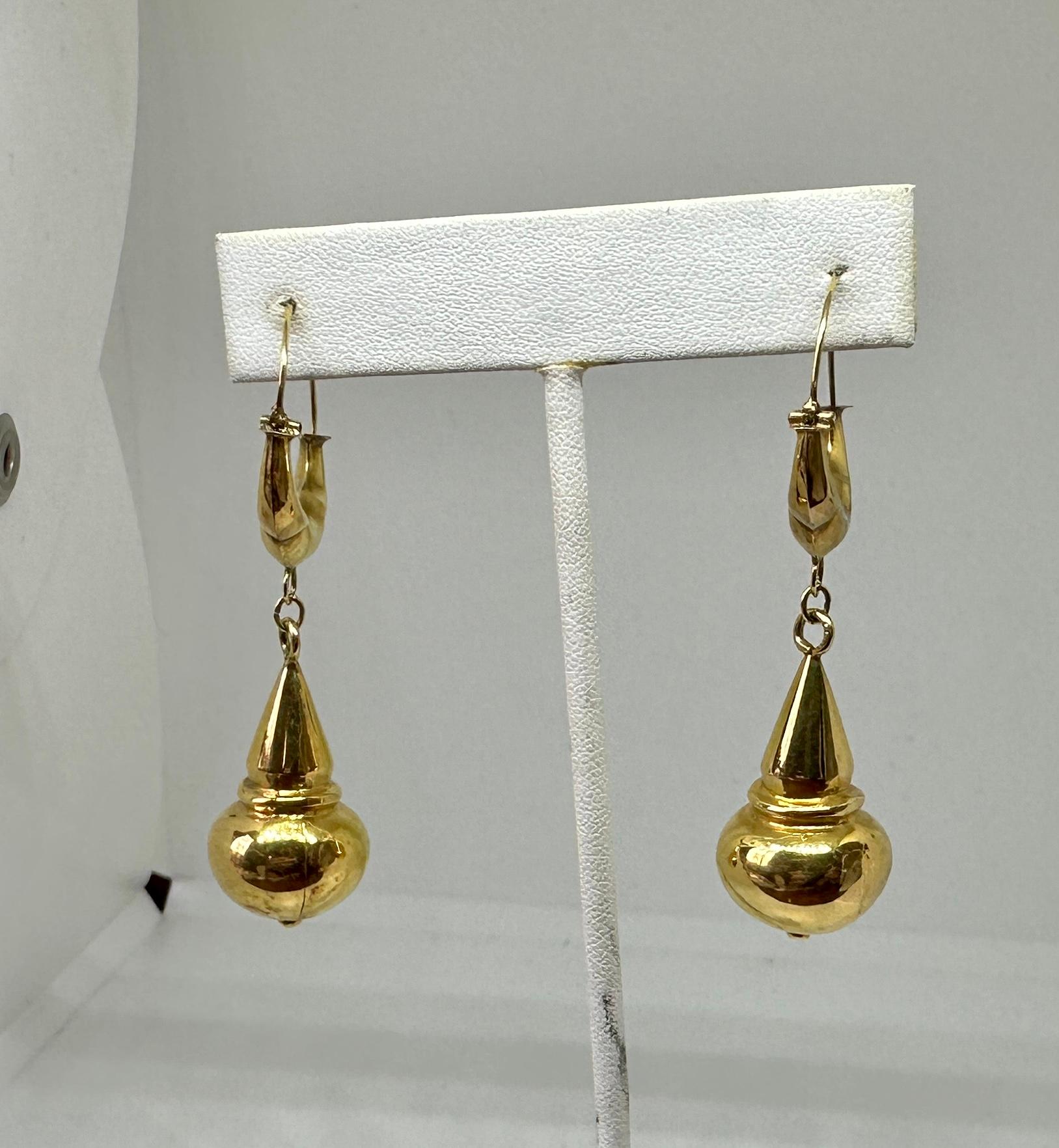 Concediti un paio di spettacolari orecchini a goccia con ciondolo a siluro di epoca vittoriana in oro 14 carati.   Questi orecchini sono semplicemente meravigliosi.  Hanno delle favolose gocce a forma di siluro che pendono da un motivo a mezzaluna. 