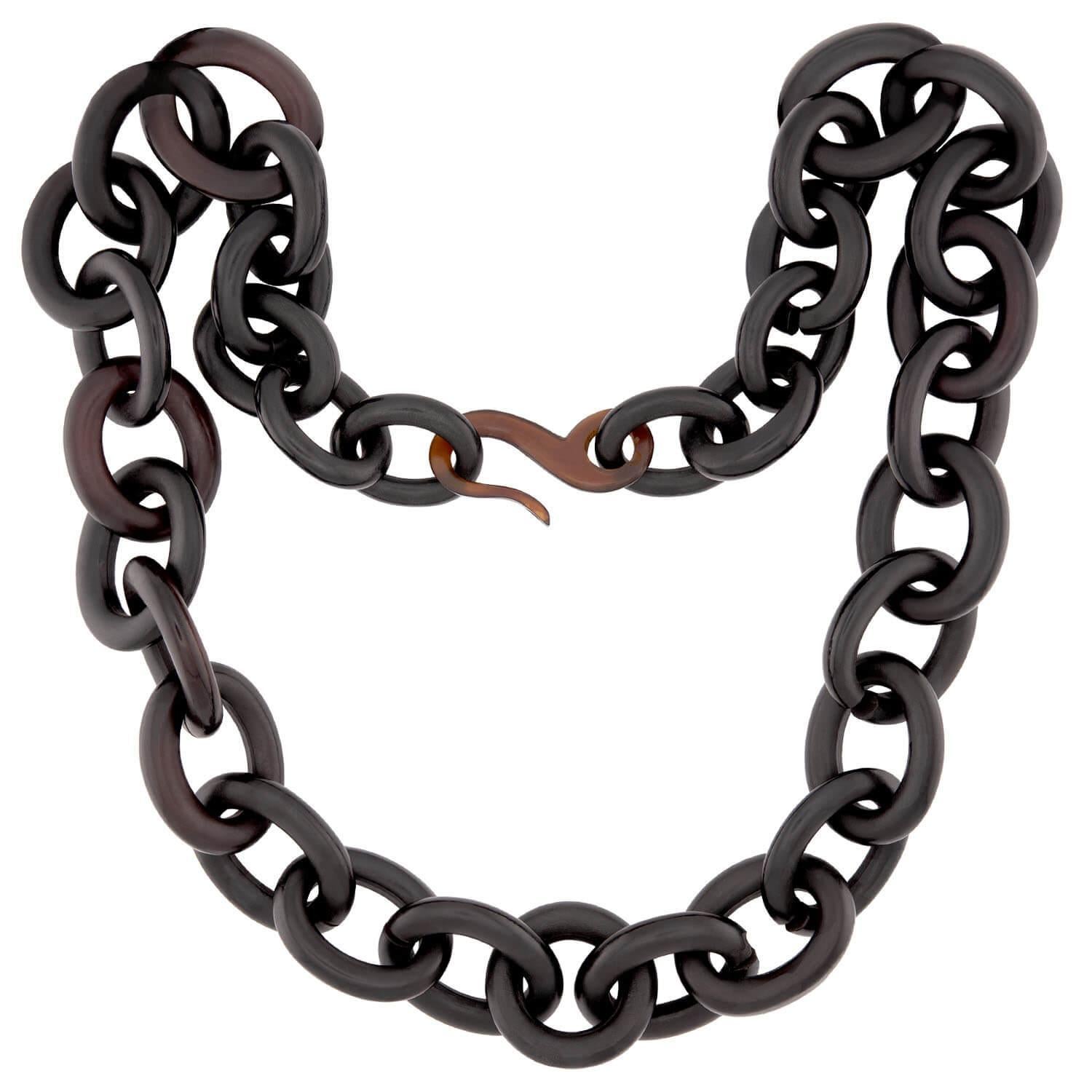 En la actualidad es un material prohibido, por lo que las joyas antiguas de concha de tortuga se han vuelto muy coleccionables. Este precioso collar de concha de tortuga de la época victoriana (hacia 1880) es especialmente bello. Compuesto por