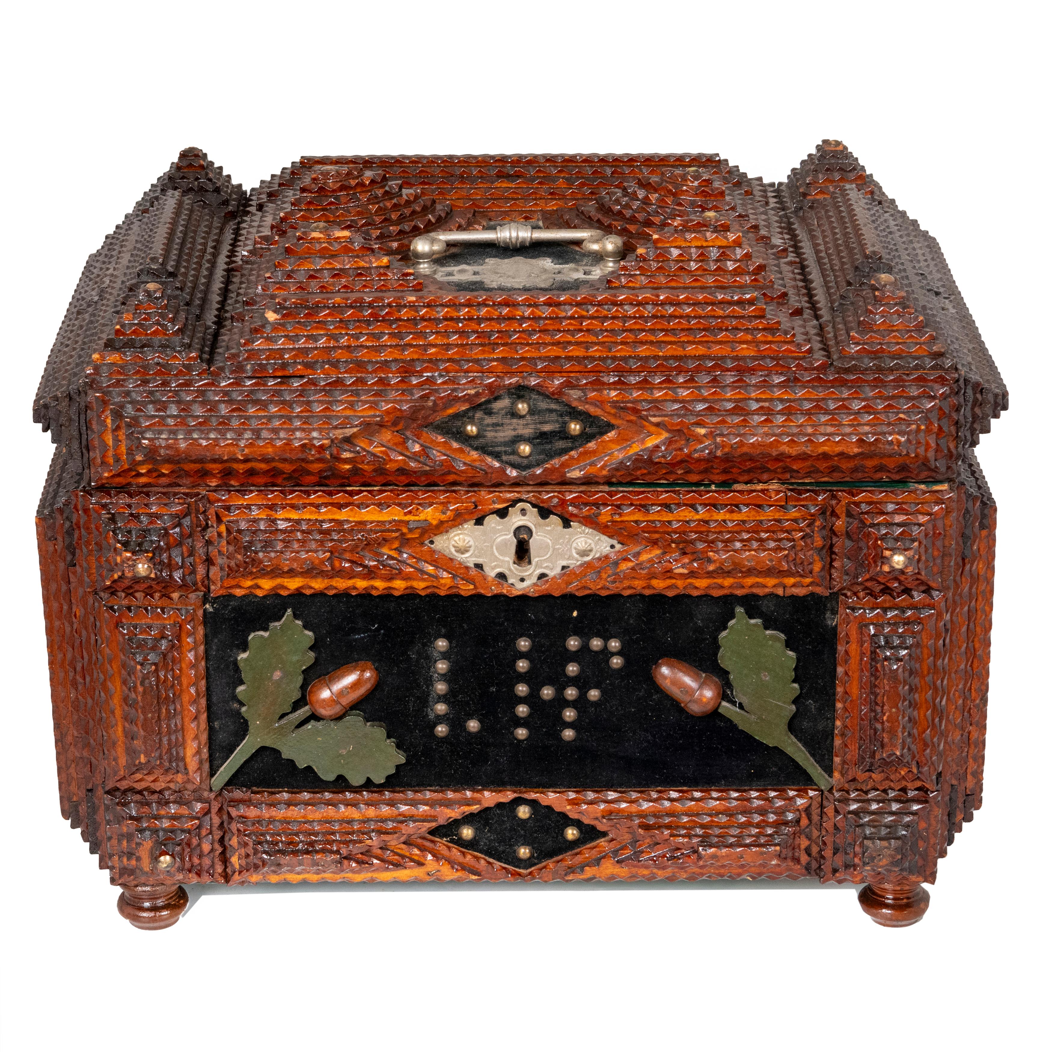 Caja de trabajo de vagabundo victoriano, América circa 1880
Tallado piramidal con virutas y muescas
Paneles de Bellotas y Campanas de Nieve, aplicados en altorrelieve
Asas y escudo de plata