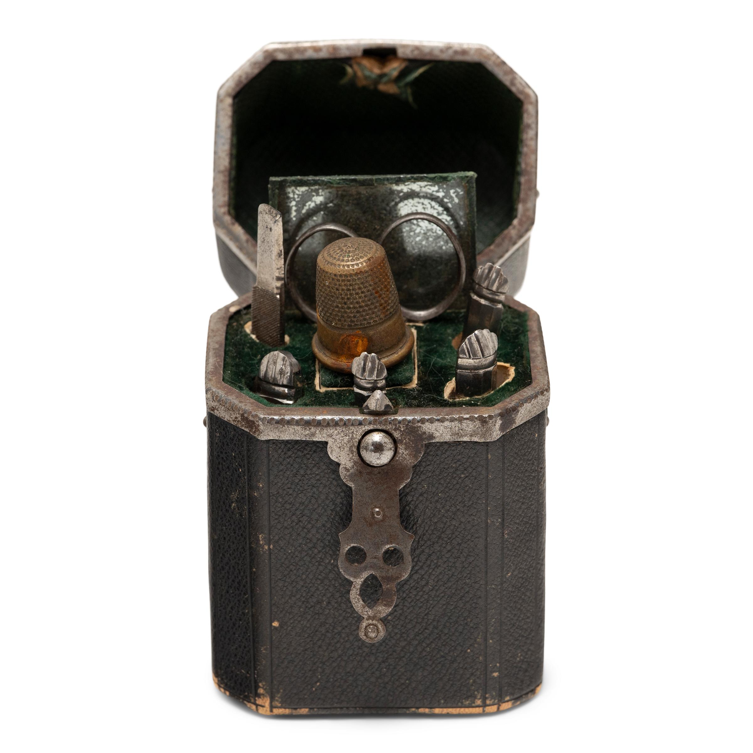 Cette charmante boîte antique datant de la fin du XIXe siècle est un kit de voyage de l'époque victorienne contenant des outils de couture et de toilettage, également connu sous le nom d'etui ou de nécessaire. La valise de voyage compacte est