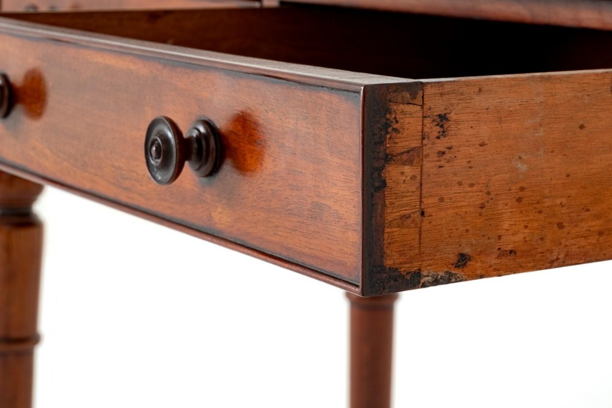 Milieu du XIXe siècle Table à plateau victorienne en acajou 1860 en vente