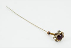 Épingle à chapeau victorienne Trembler à ressort en verre moulé et cristal avec améthyste, vers 1900