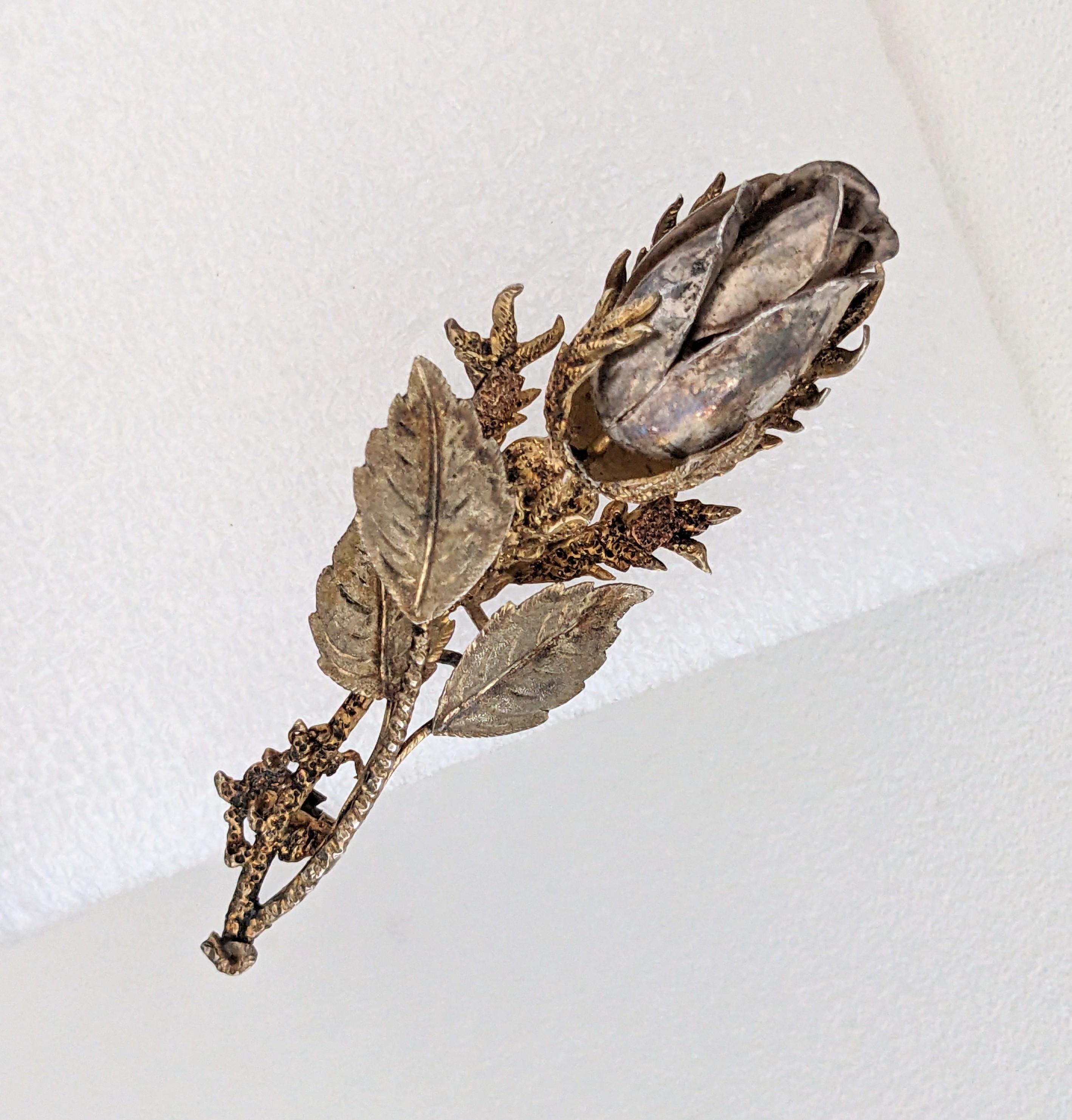 Broche victoriano de rosa tricolor de plata de finales del siglo XIX. Calidad finamente detallada en plata 900 con chapado en oro vermeil de distintos tonos para añadir dimensión. Muy natural y realista, similar a las rosas Buccelatti producidas