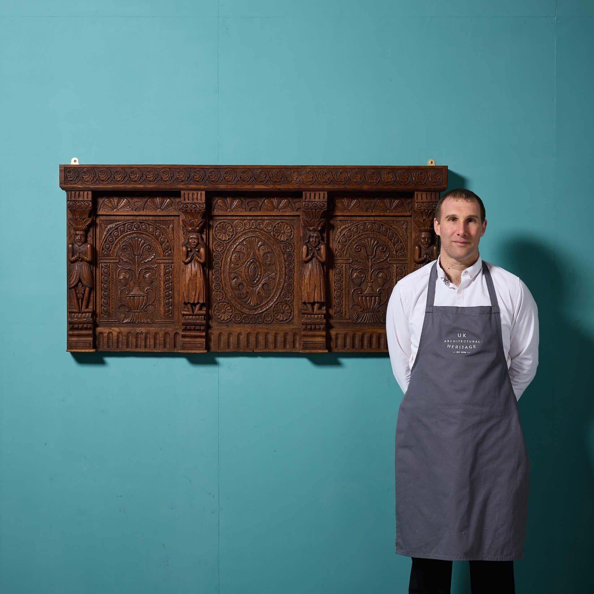 

Eine große und wunderschön geschnitzte viktorianische Tudor-Wiederbelebung Eiche Wand hängen Panel, handgeschnitzt mit zwei verzierten Bögen, Vitruvian Scrolling und vier männlichen und weiblichen herm-Typ Figuren.

Dieses Eichenholzpaneel, das