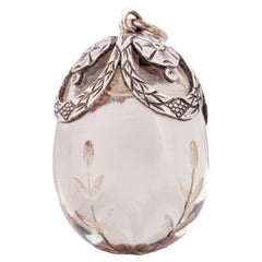 Œuf en cristal de roche de style Tudor victorien, orné d'une rose Tudor et d'une tige de blé gravée