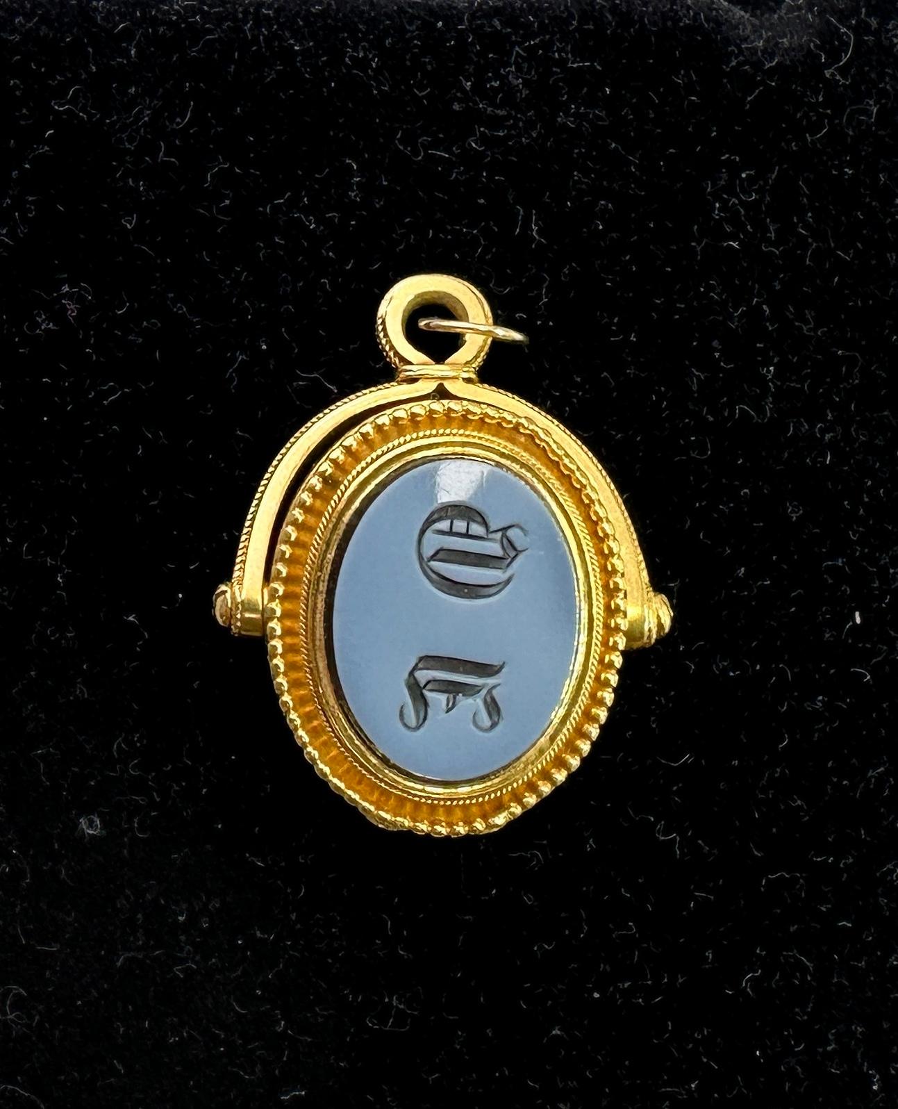 Taille écusson Collier pendentif victorien en agate étrusque avec bouclier en forme de tulipe en creux en vente