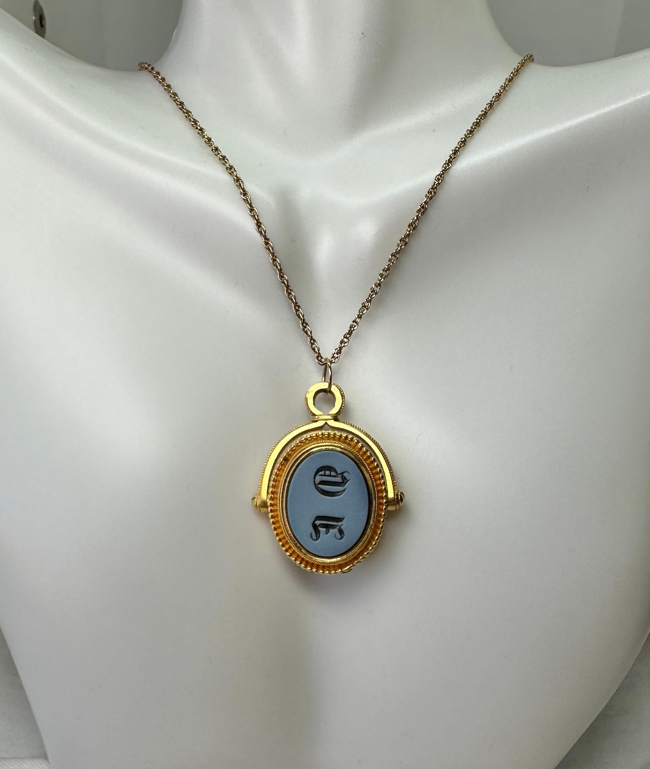 Collier pendentif victorien en agate étrusque avec bouclier en forme de tulipe en creux en vente 1