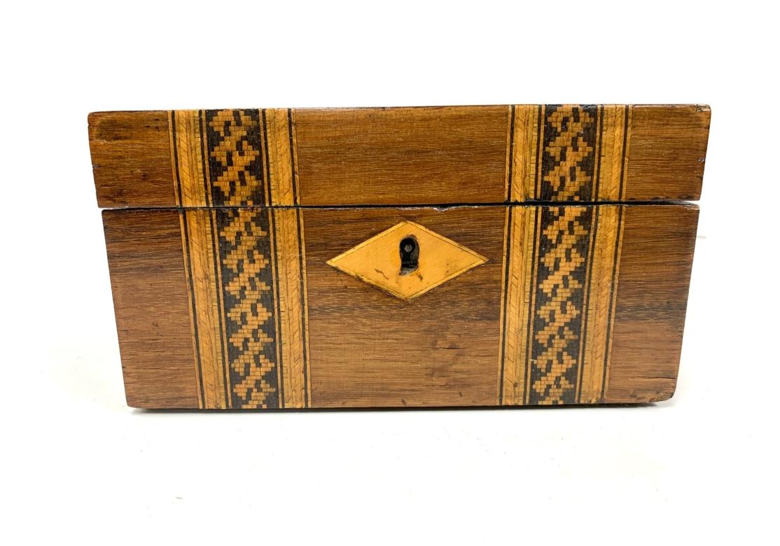 Caja victoriana de loza Tunbridge con parte superior plana, tapa con bisagra, incrustaciones de bandas en la parte superior y frontal y en el interior un ramo de flores pintado a mano sobre un interior de esmalte verde, fondo de