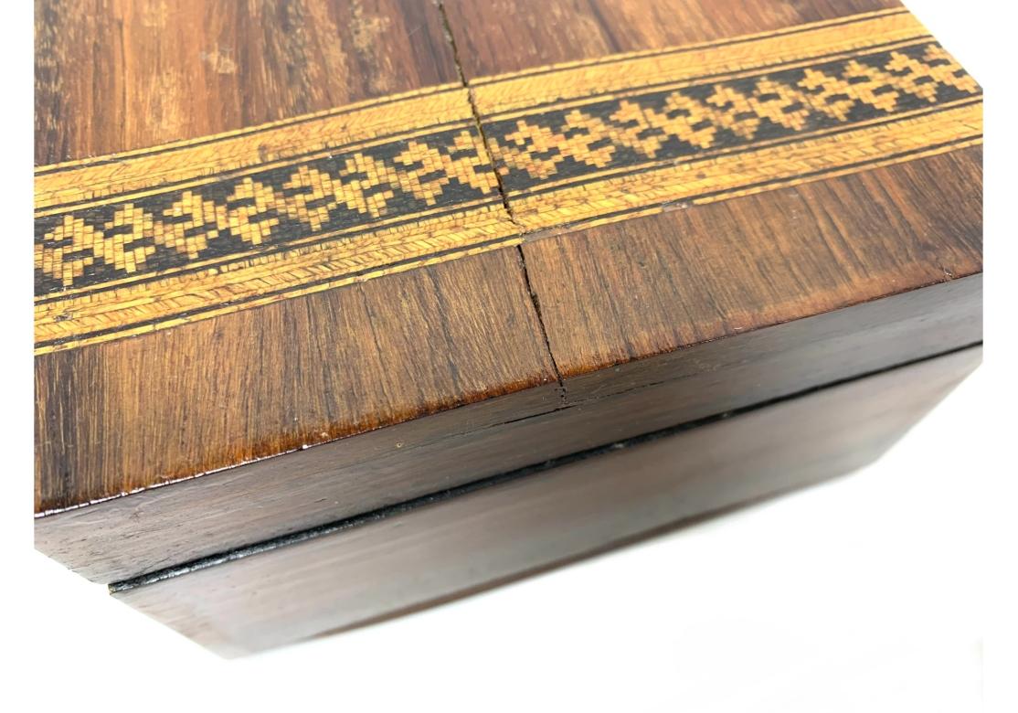 Caja victoriana de Tunbridge Ware con tapa e interior pintado en Desgastado estado para la venta en Bridgeport, CT