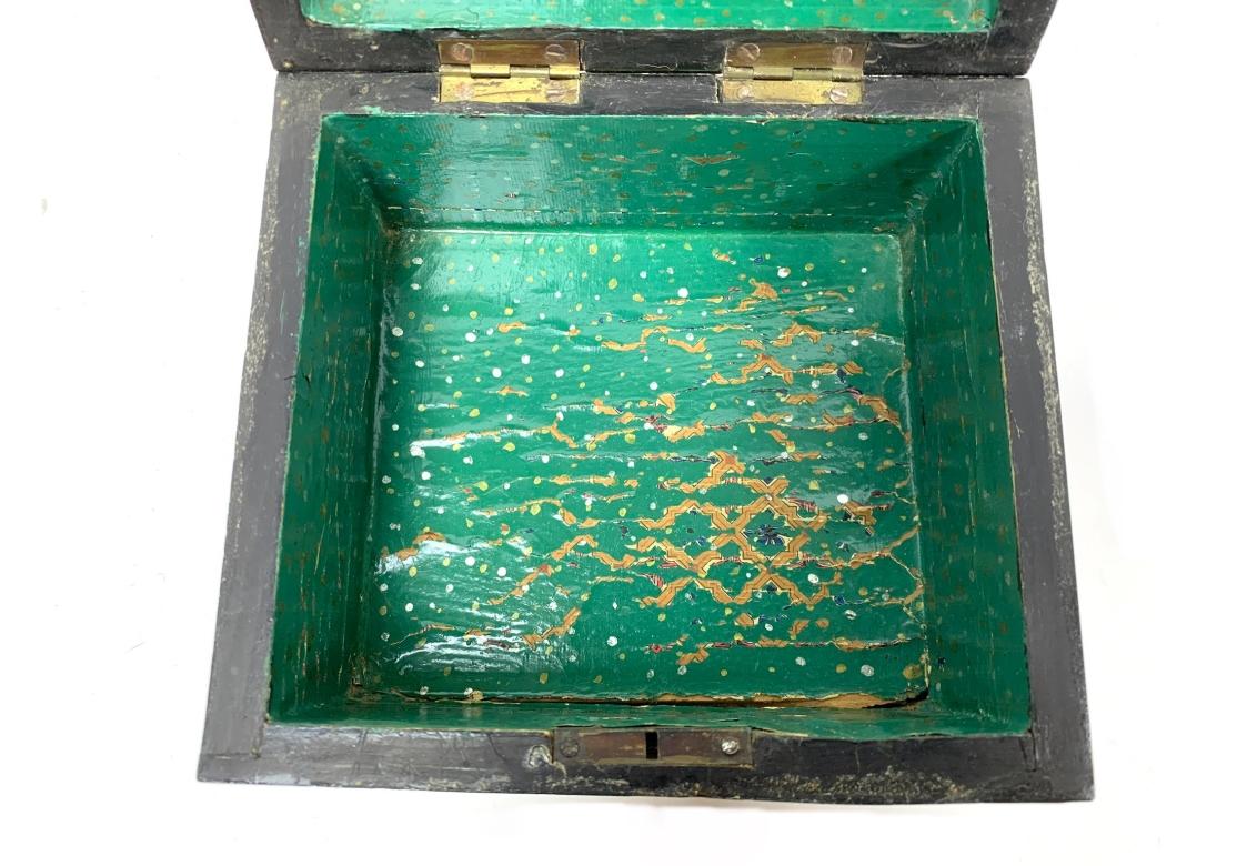Caja victoriana de Tunbridge Ware con tapa e interior pintado siglo XIX en venta