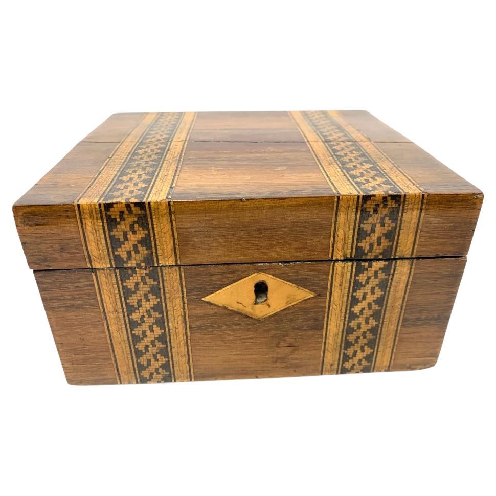 Caja victoriana de Tunbridge Ware con tapa e interior pintado