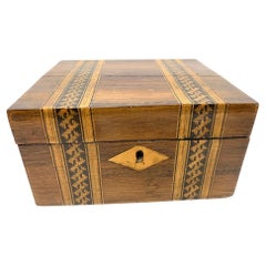 Caja victoriana de Tunbridge Ware con tapa e interior pintado