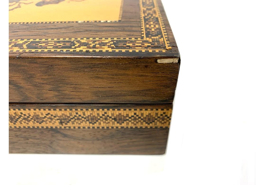 Caja de pañuelos victoriana Tunbridge Ware forrada de papel en venta 2