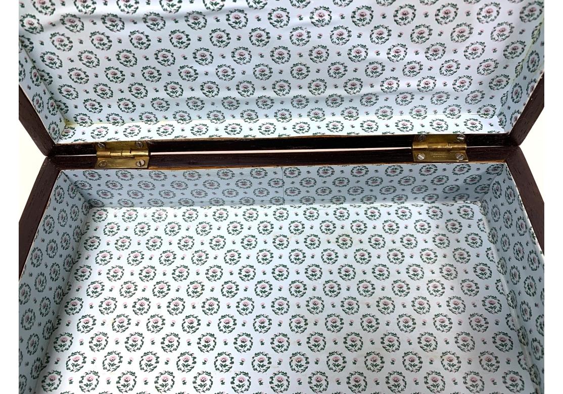Caja de pañuelos victoriana Tunbridge Ware forrada de papel en venta 6