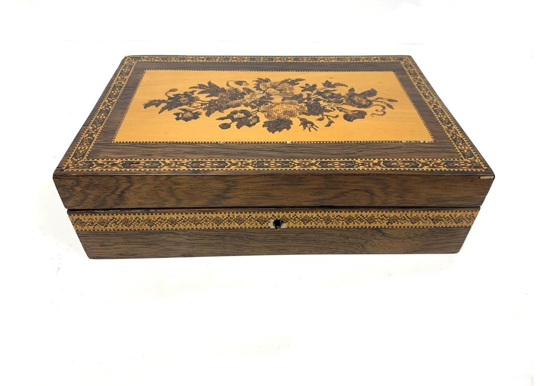 Caja de pañuelos victoriana Tunbridge Ware forrada de papel en venta 7