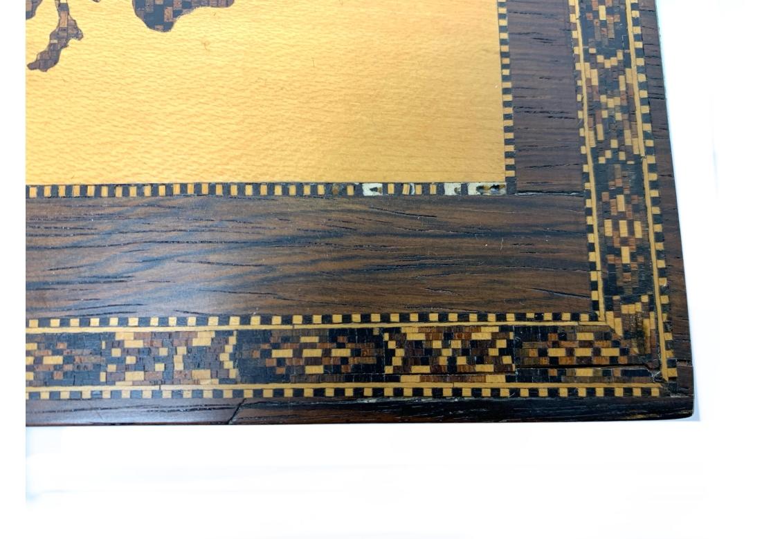 Caja victoriana de cerámica Tunbridge con incrustaciones, tapa abatible y forro posterior de papel. La tapa está decorada con un grupo floral en mosaico en el centro engastado en abedul y borde geométrico. La caja de tapa plana con cuatro lados