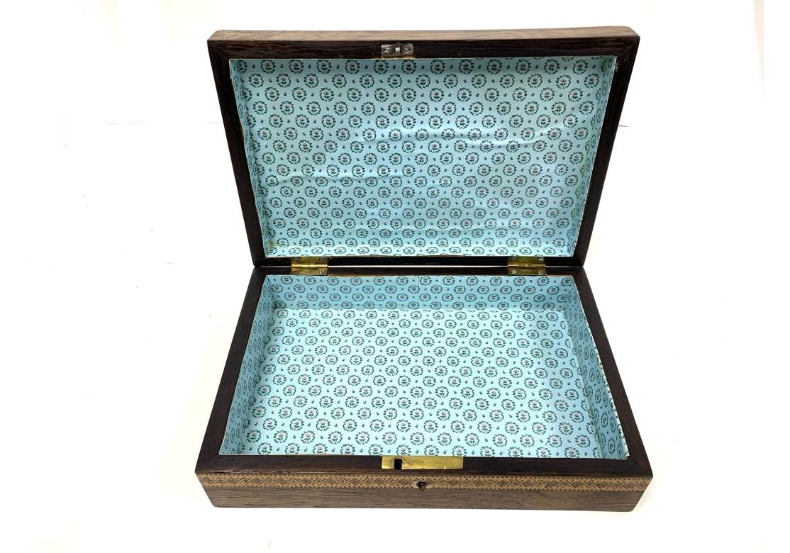 Caja de pañuelos victoriana Tunbridge Ware forrada de papel Victoriano en venta