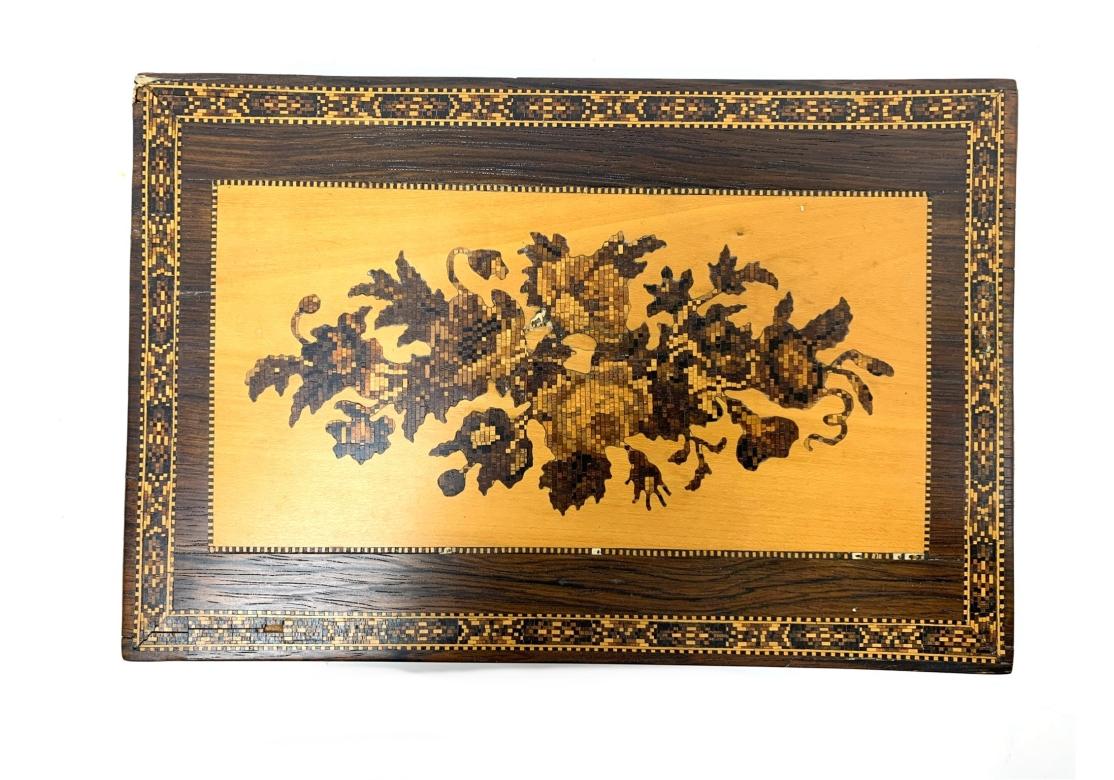 Caja de pañuelos victoriana Tunbridge Ware forrada de papel Inglés en venta