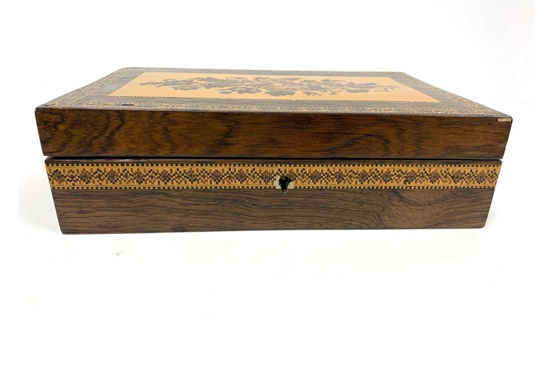 Caja de pañuelos victoriana Tunbridge Ware forrada de papel en Desgastado estado para la venta en Bridgeport, CT