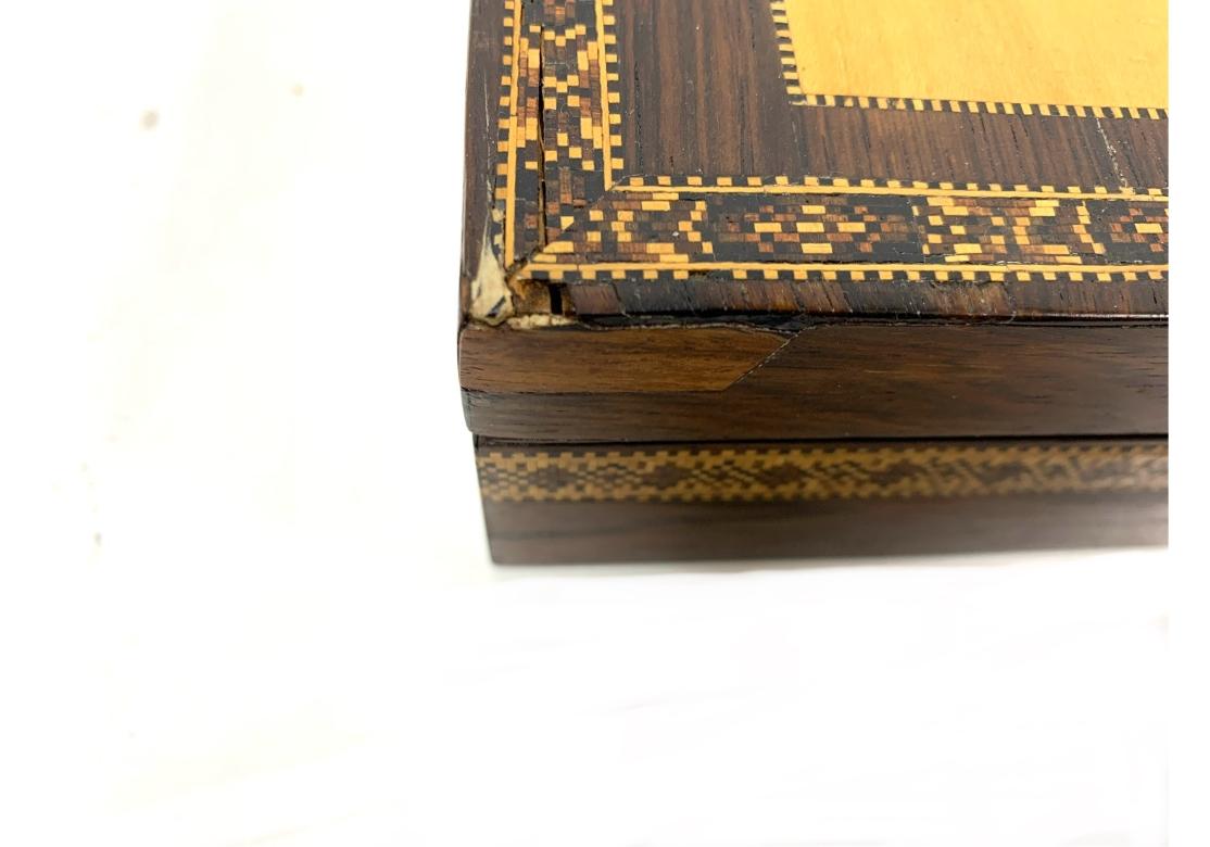 Caja de pañuelos victoriana Tunbridge Ware forrada de papel siglo XIX en venta