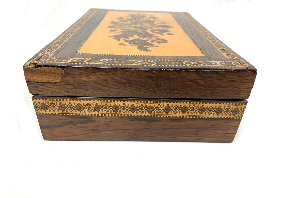 Caja de pañuelos victoriana Tunbridge Ware forrada de papel Madera en venta