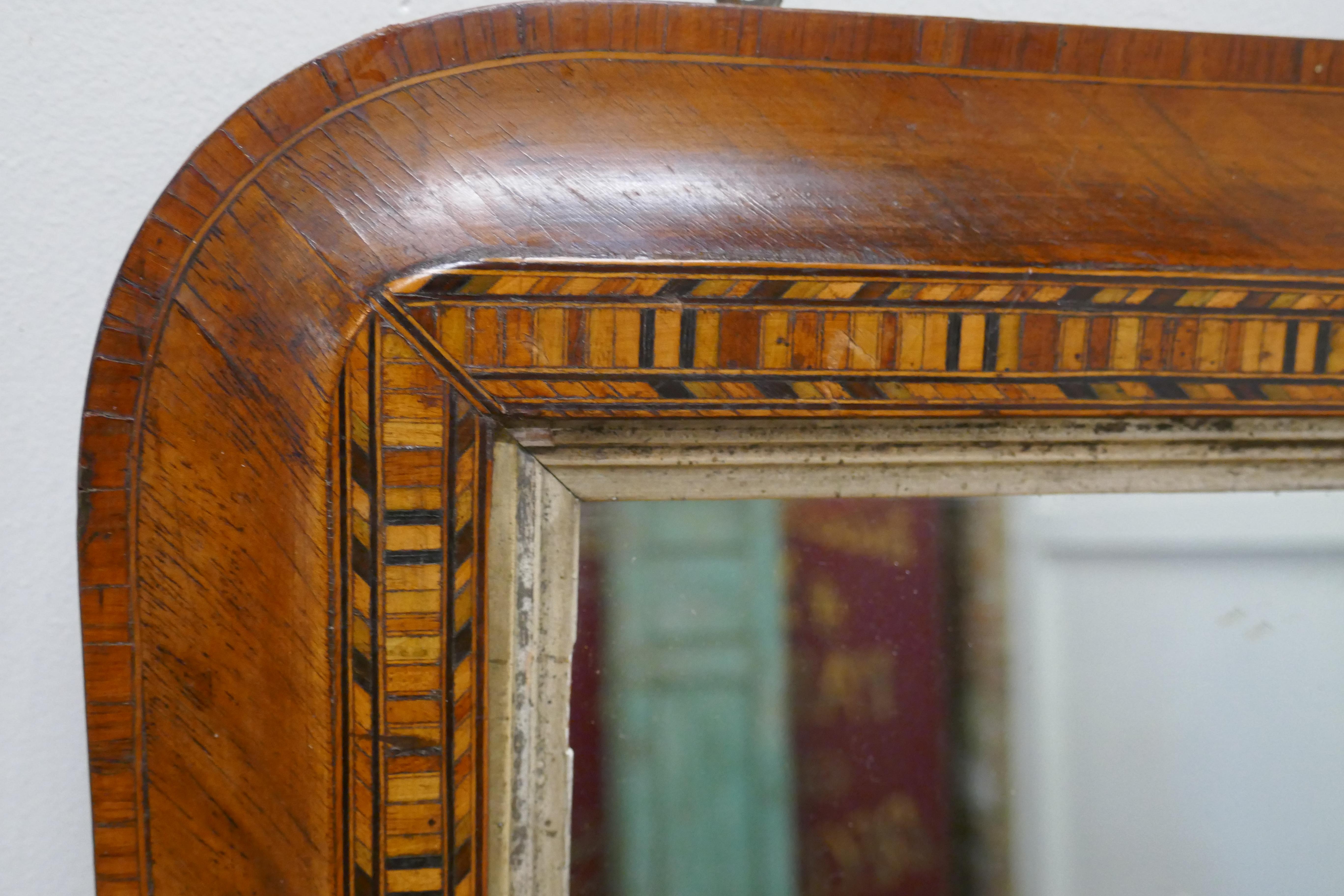 Specchio vittoriano in legno di noce Tunbridge Wear  La cornice dello specchio è larga 3