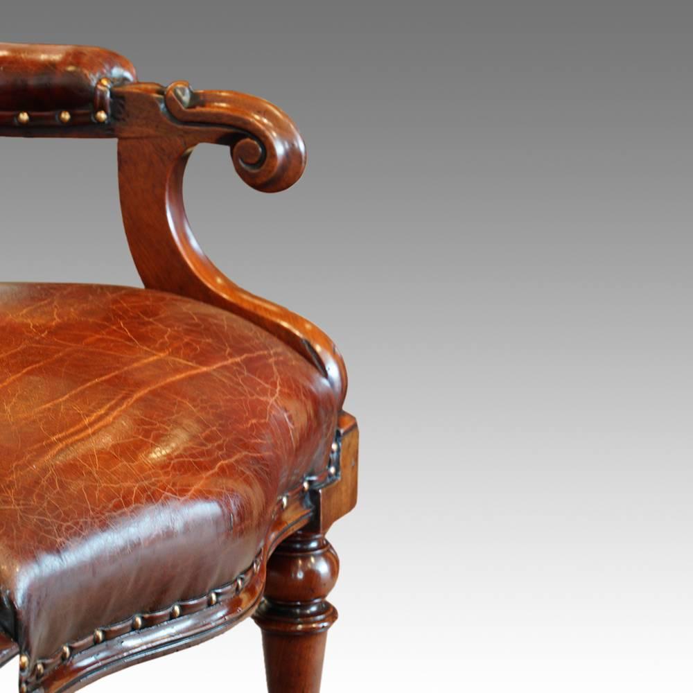 Victorian turned leg leather reading chair
This Victorian turned leg leather reading chair was made circa 1865
A chair of this design, is perfect for sitting and relaxing to read.
The mahogany show-wood that runs around the back, and down to the