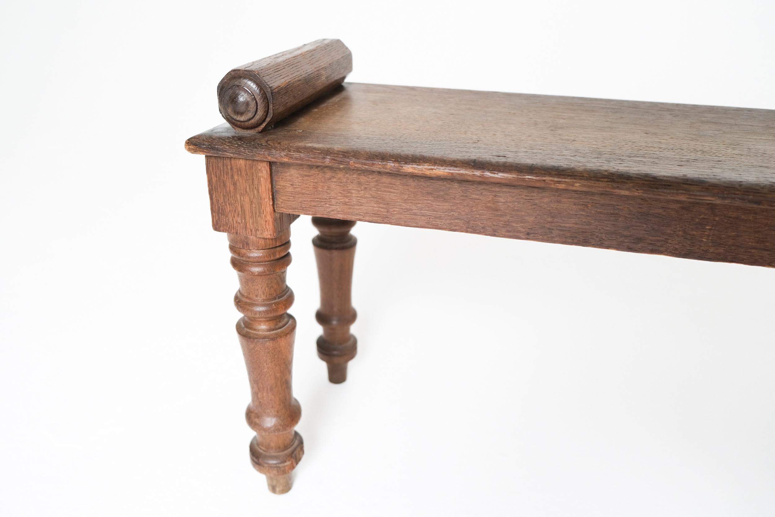 Victorian Turned-Leg Oak Hall Bench with Scroll Ends, England, Late 19th Century In Good Condition For Sale In Los Angeles, CA