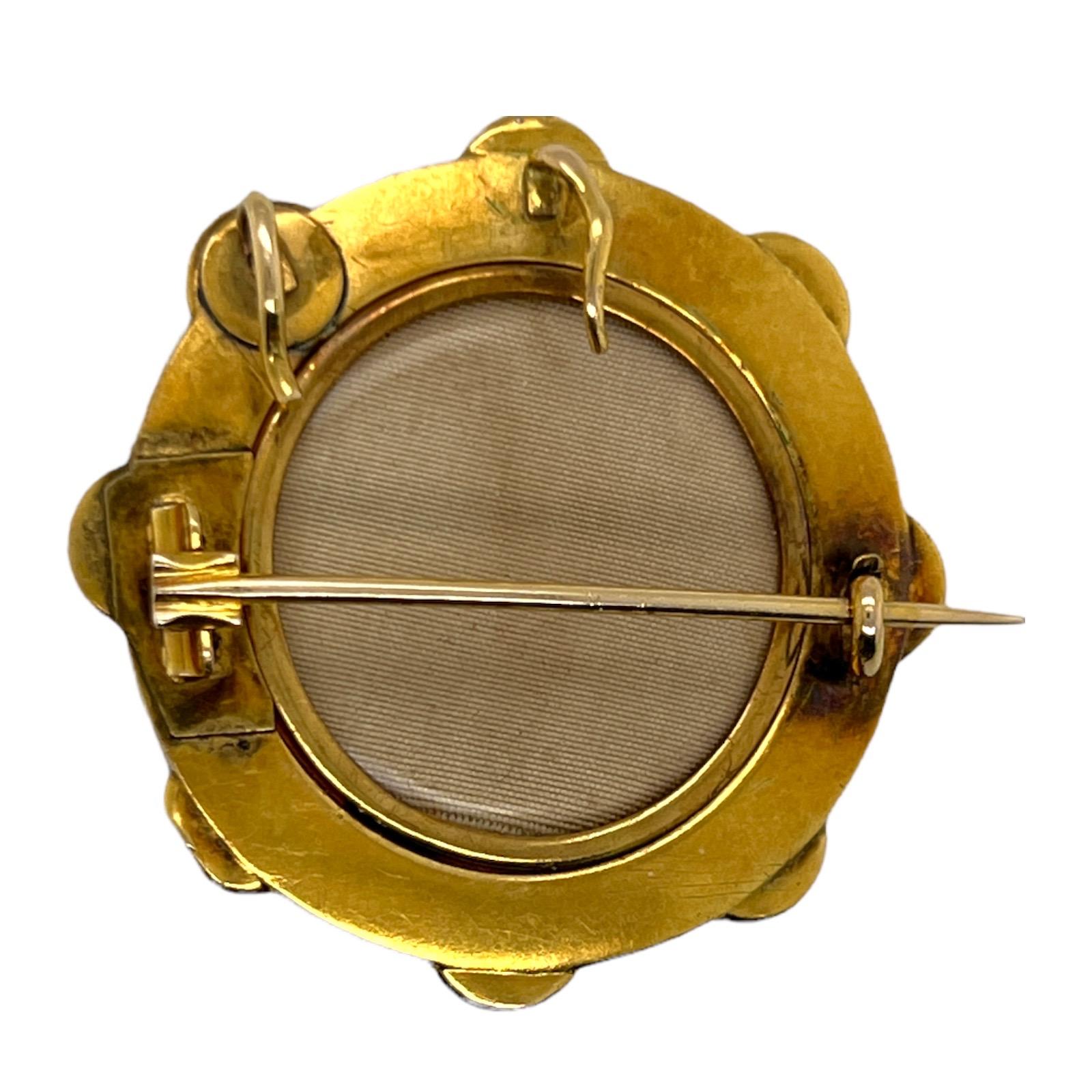 Broche et pendentif victoriens originaux fabriqués à la main en or jaune 18 carats. La broche est ornée de pierres précieuses bleu turquoise et d'un motif étrusque. La broche mesure 40 x 40 mm, et peut également être portée comme un pendentif. 