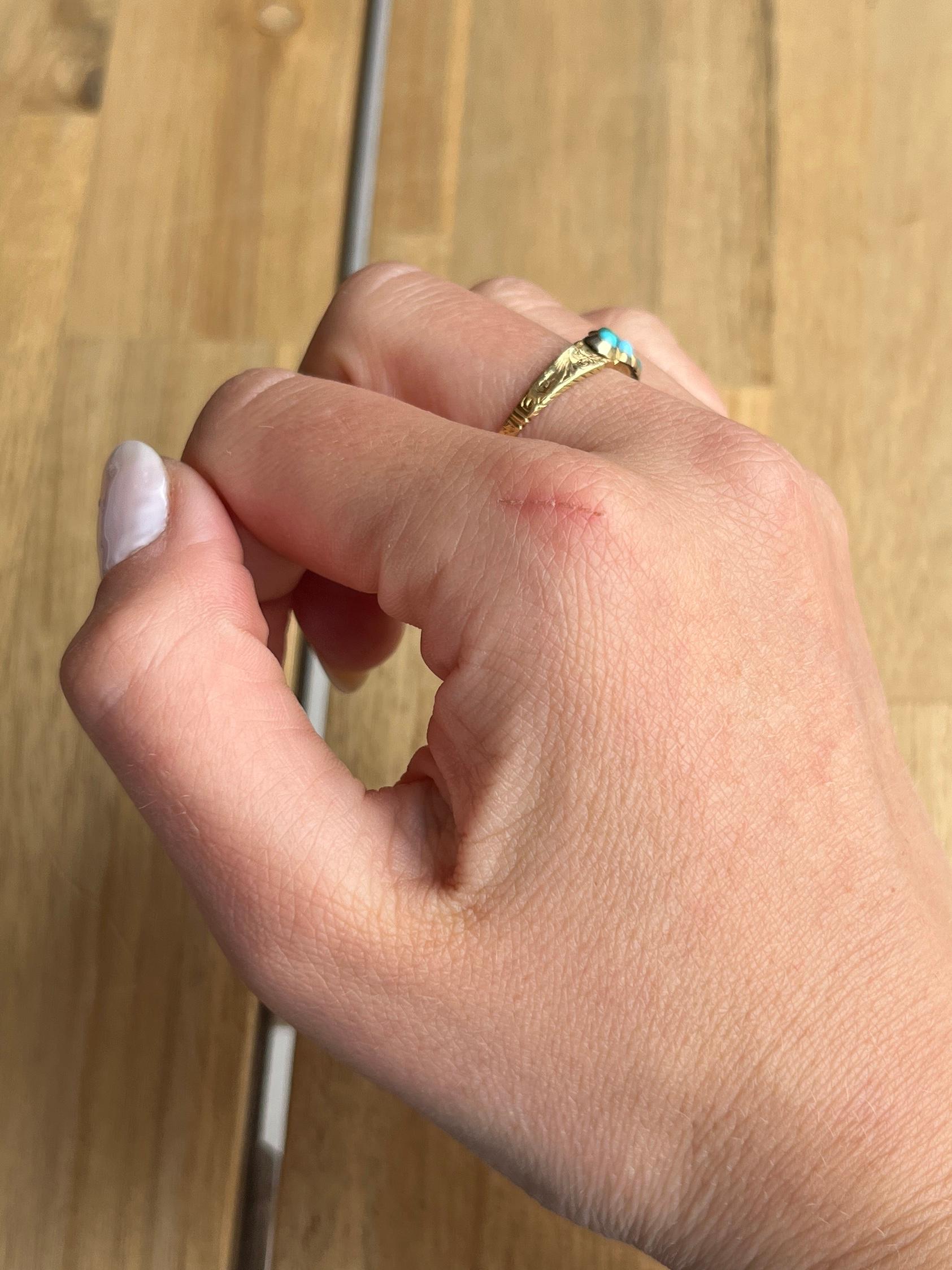 Dieses glänzende 18-karätige Goldband trägt einen wunderschön leuchtenden Naturtürkis-Cabochon. Die Steine sind hell und schön und werden durch das Gelbgold perfekt ergänzt. Die Schultern sind fein graviert. 

Ringgröße: P 1/2 oder 8
Breite der