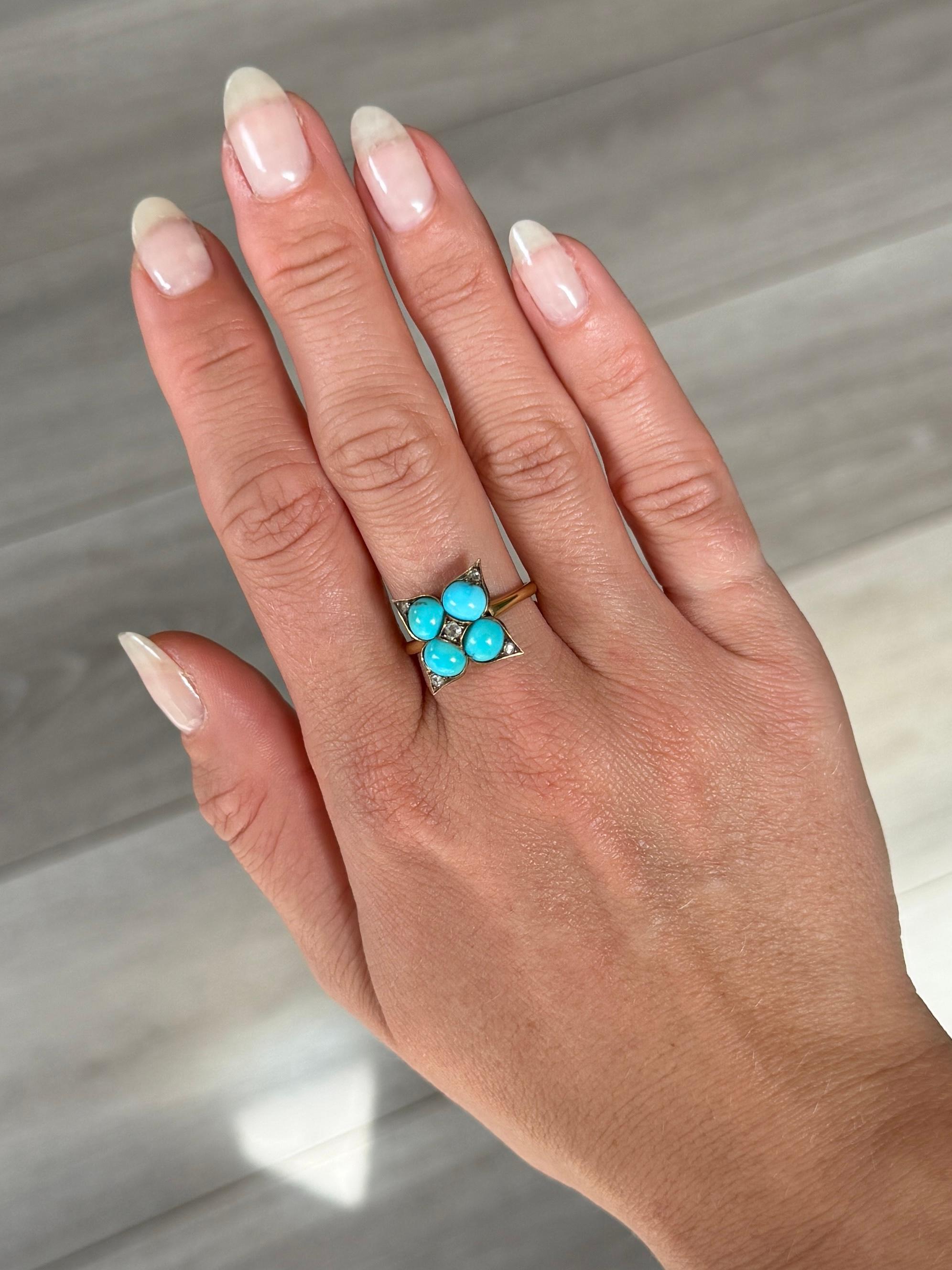 Cette charmante bague à panneau contient quatre turquoises brillantes et, au centre, un diamant de 7pt de taille rose. Dans chaque coin du panneau se trouve un petit diamant taillé en rose mesurant 3pts chacun. La bague est en or 18ct.

Taille de