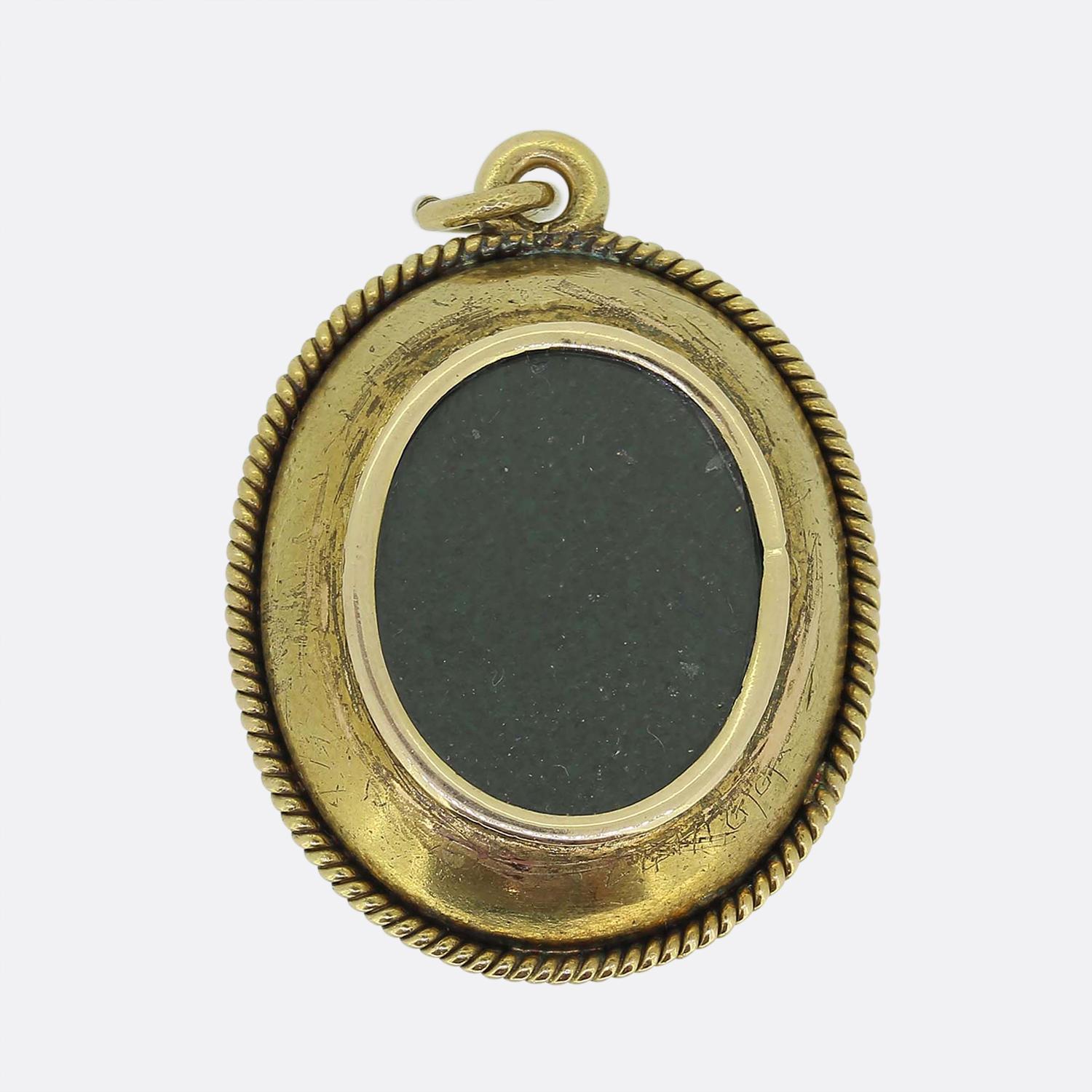 Hier haben wir es mit einer einzigartigen viktorianischen Kreation zu tun. Ein handgefertigter Anhänger aus warmem Gelbgold mit einem gewölbten Naturtürkis in der Mitte und einem alten Diamanten im Kissenschliff als Begleiter. Von der Mitte geht