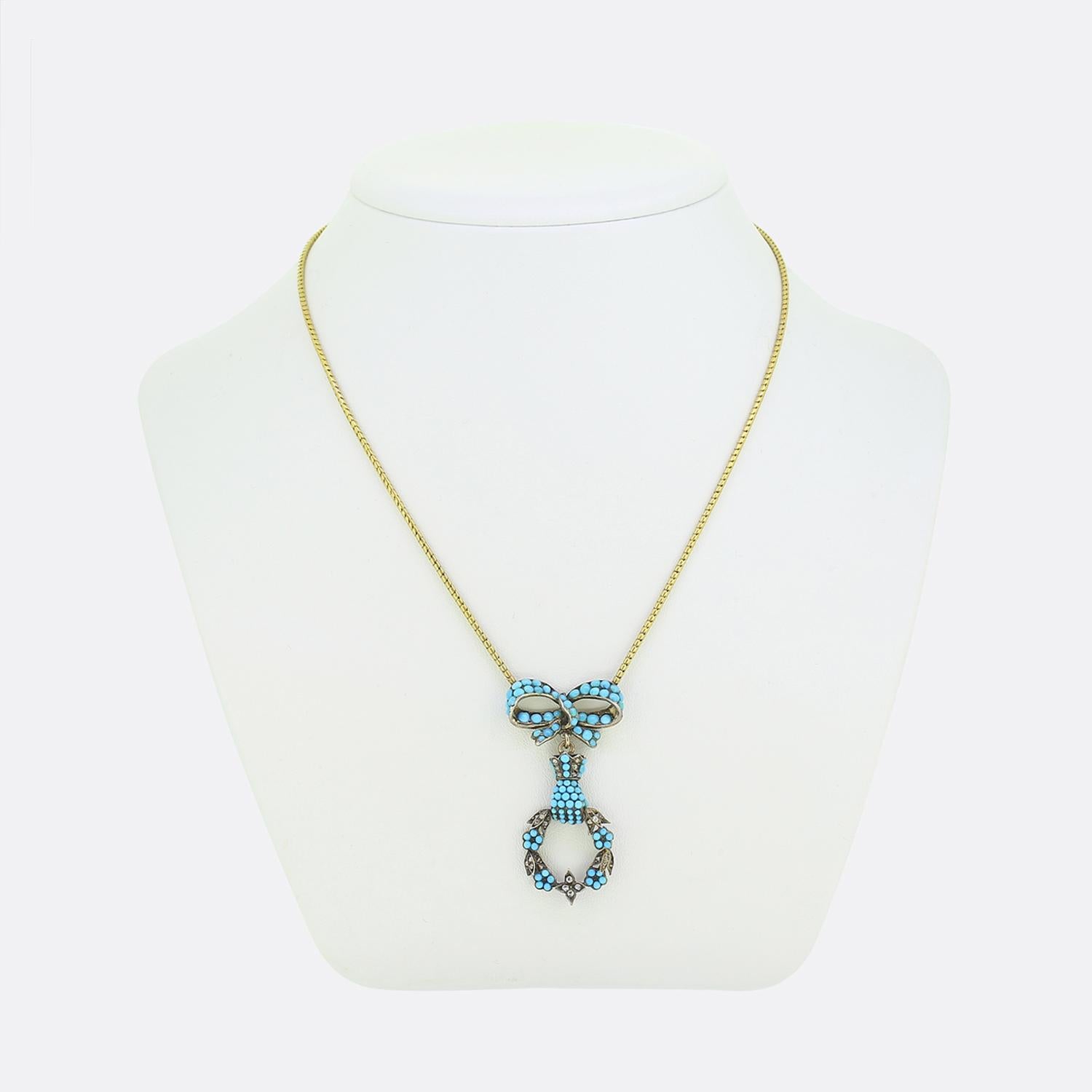 Ecco una favolosa collana vittoriana a goccia che sfoggia un design accattivante con un motivo a fiocco ornato da pietre blu turchesi rotonde. Il ciondolo presenta una delicata disposizione di perline turchesi, che formano un grazioso anello e un