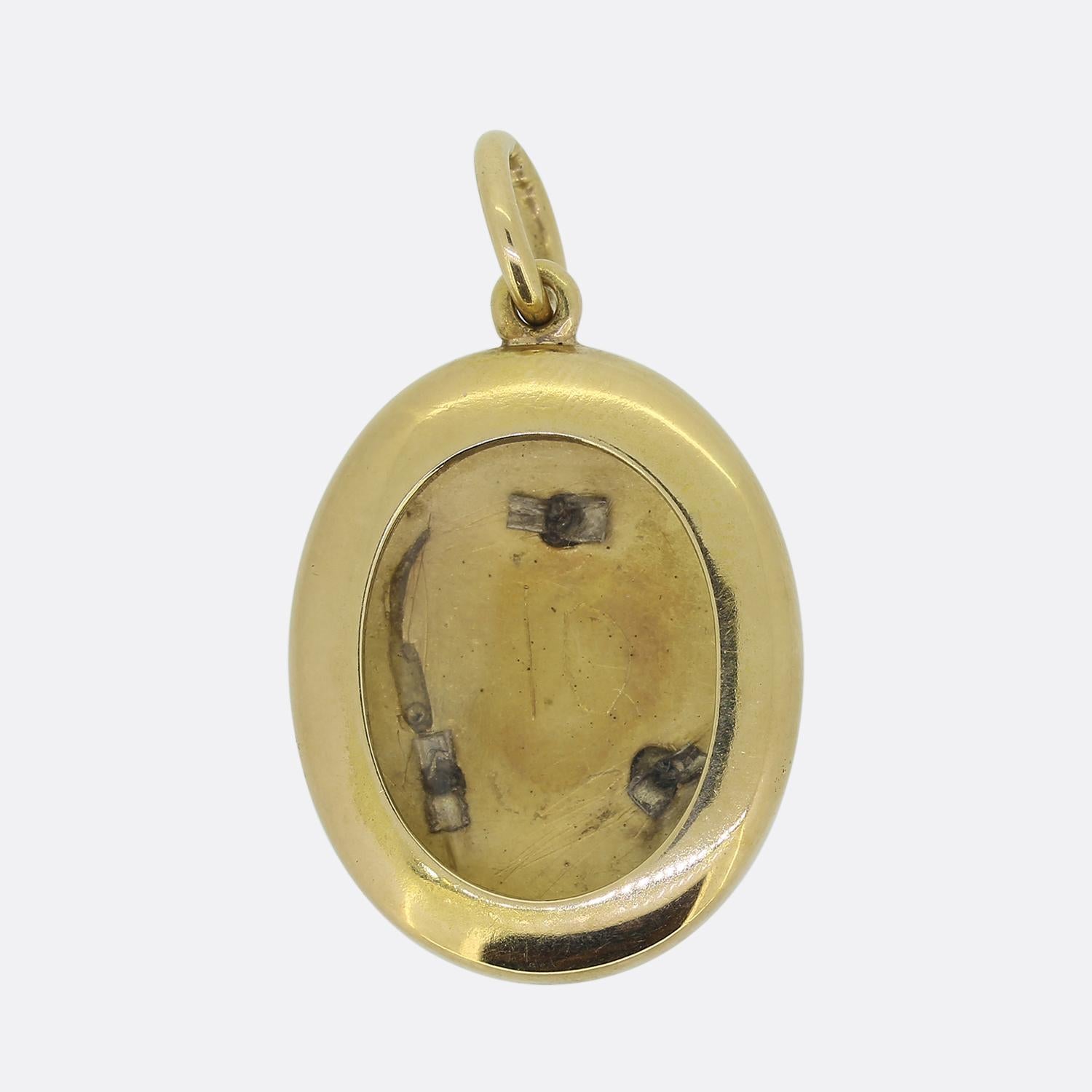 Nous avons ici un pendentif en or jaune 15ct datant de l'époque victorienne. Le pendentif présente un motif de fer à cheval formé de turquoise et de perles avec une bordure en émail bleu. Le médaillon a encore son dos, ce qui permet d'ajouter une