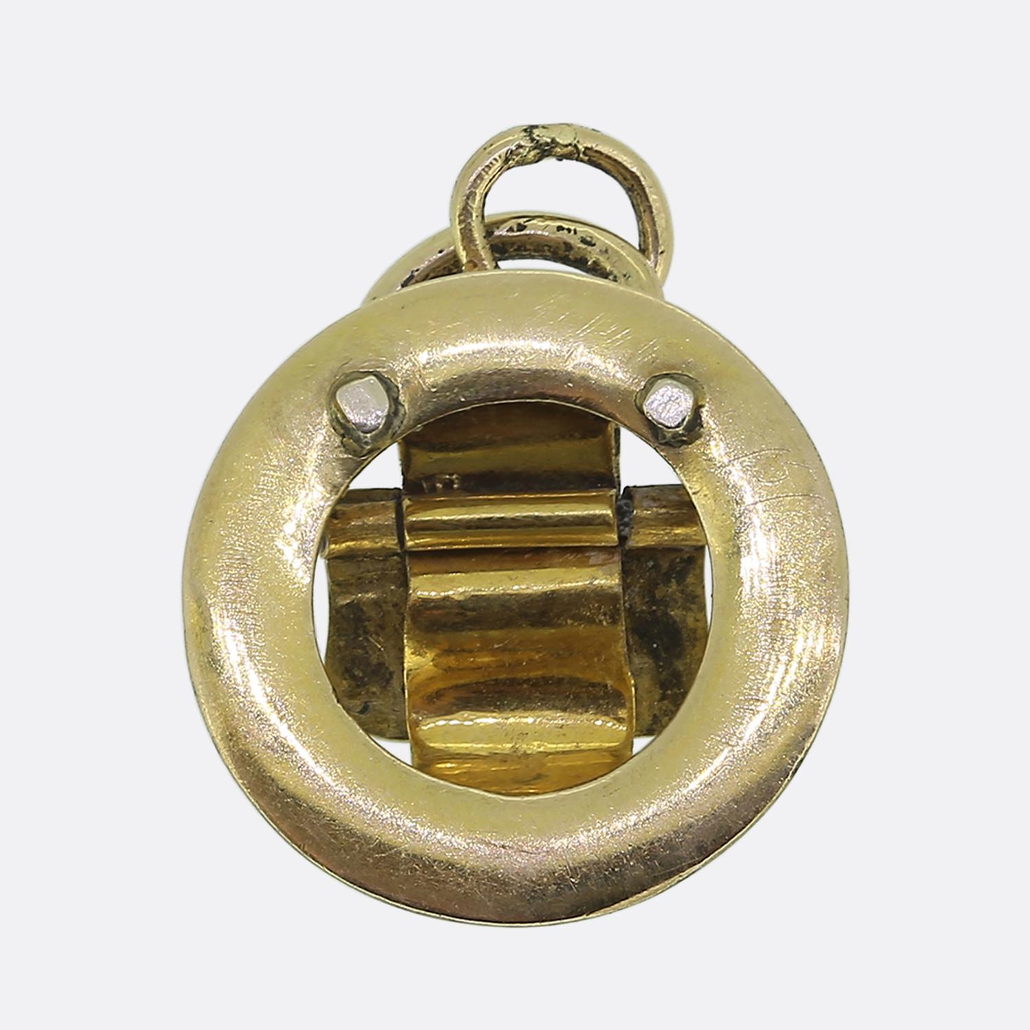 Ecco un affascinante ciondolo vittoriano, meticolosamente realizzato in oro giallo 9ct. Questo pezzo presenta un design circolare con intricate incisioni che emanano eleganza e un motivo centrale a fibbia ornato da vibranti pietre turchesi.

Condit: