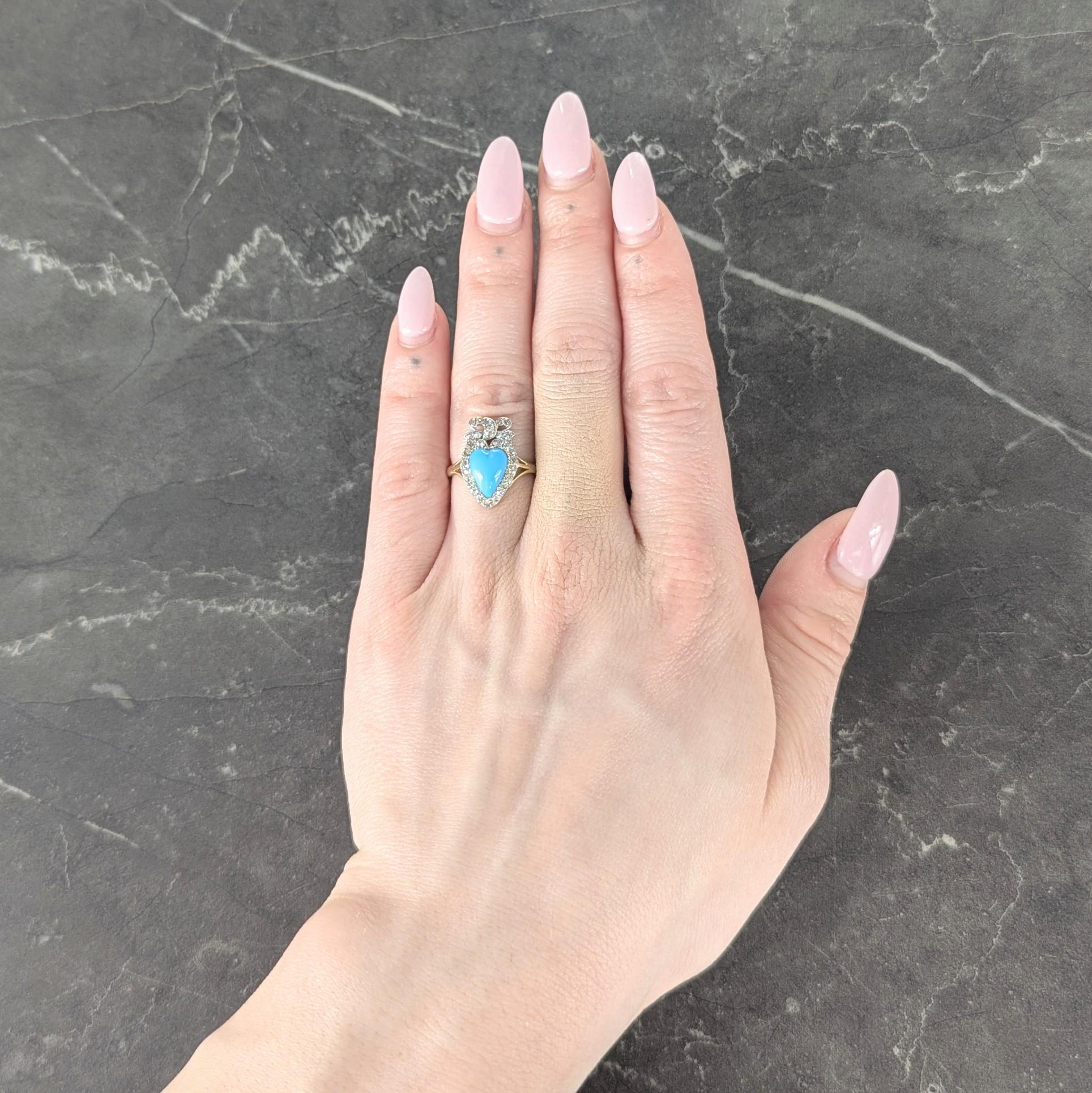 Au centre, un cabochon de turquoise sculpté en forme de cœur mesurant 7,0 x 9,0 mm.
Couleur bleue opaque et vibrante - avec un halo de motifs de nœuds
Perles en argent serties de diamants simples et de diamants taillés en rose
D'un poids total