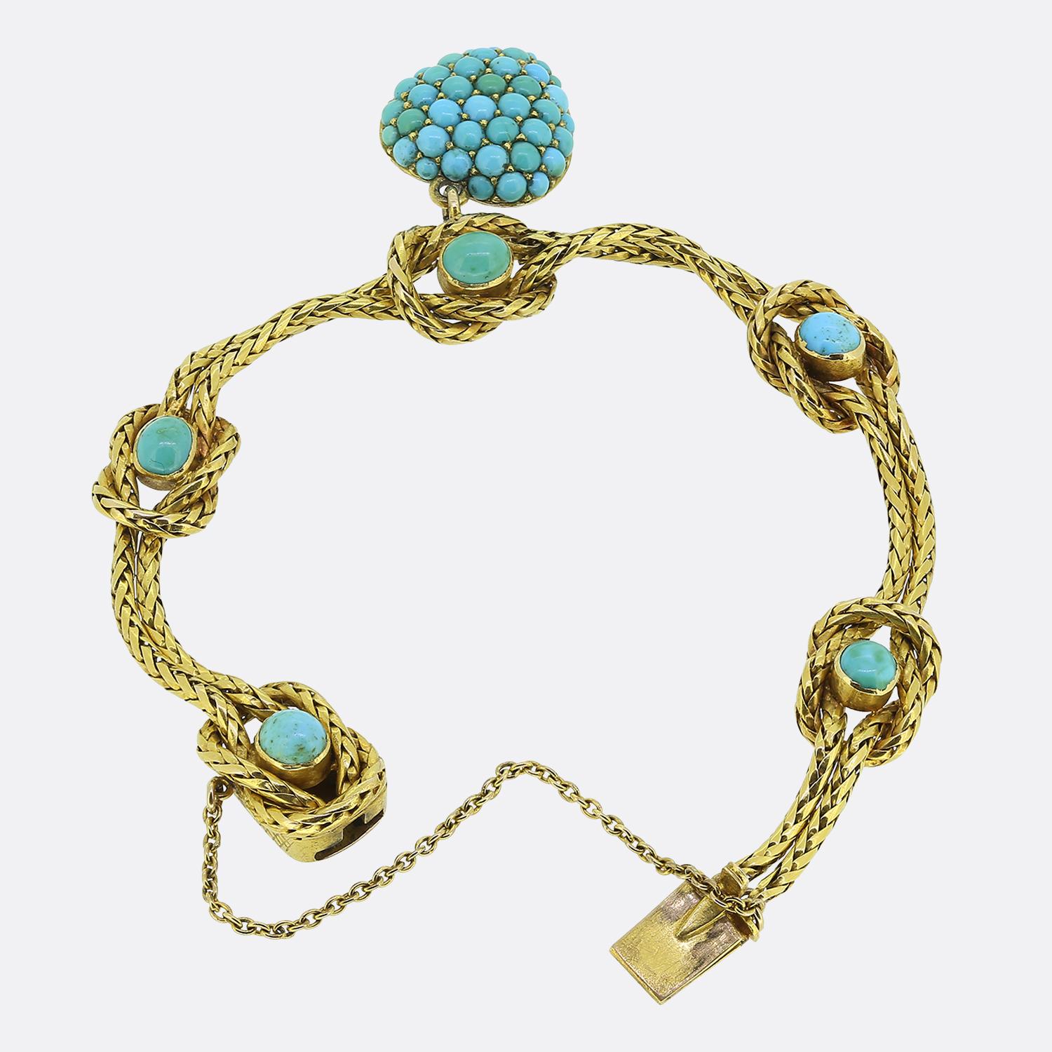 Nous avons ici un bracelet en turquoise vraiment étonnant et rare, datant de l'époque victorienne. Le bracelet est réalisé en or jaune 18ct et présente cinq turquoises disposées en nœud. Le bracelet est orné d'une breloque en forme de cœur en