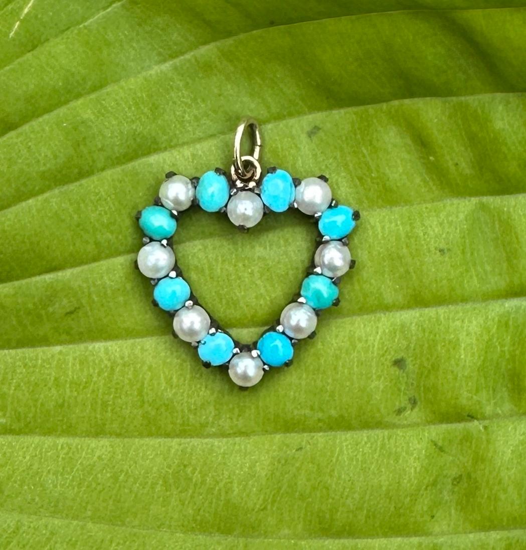 Si tratta di una splendida collana antica vittoriana con ciondolo a forma di cuore, con turchesi e perle in un meraviglioso cuore in oro 10 carati.  Il Cuore di Turchese e Perle è un delicato Jewell romantico, pieno di romanticismo dell'epoca