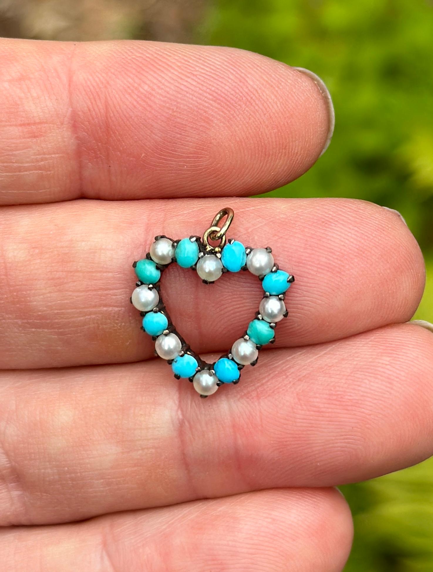 Cabochon Collana vittoriana con ciondolo a forma di cuore di perla turchese Charme Antiques in oro Lavaliere in vendita