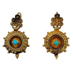 Pendants d'oreilles victoriens en or 14 carats avec turquoise et coquille de coquillage de style néo-étrusque