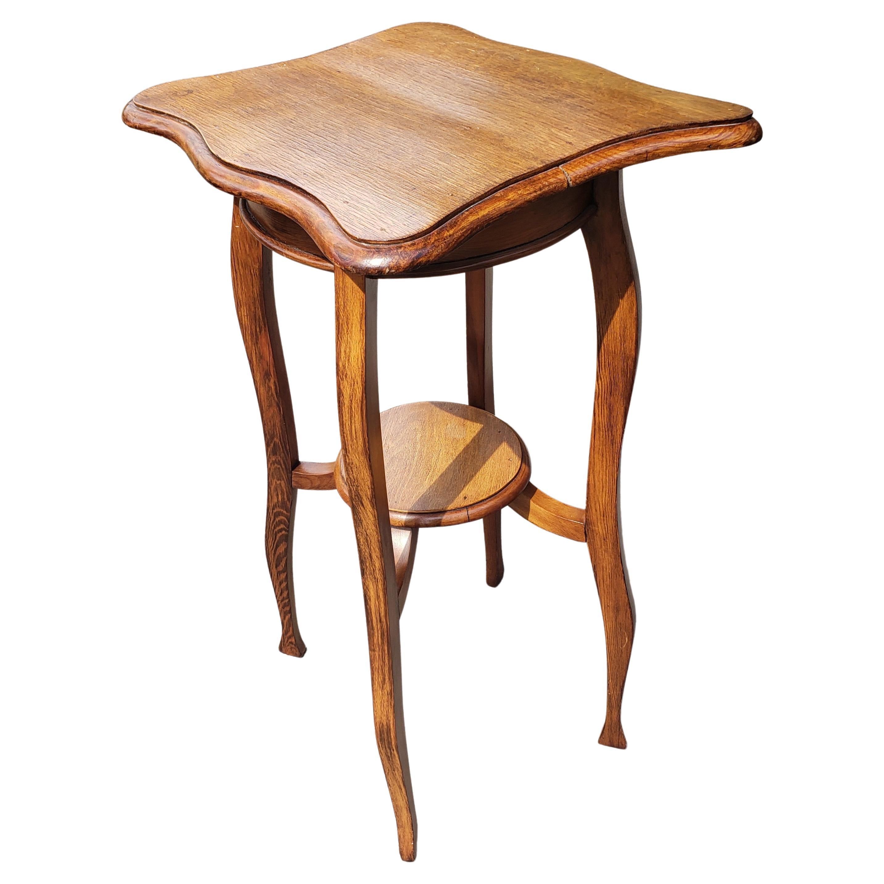 Mesa auxiliar victoriana de roble de dos pisos, Circa 1890s