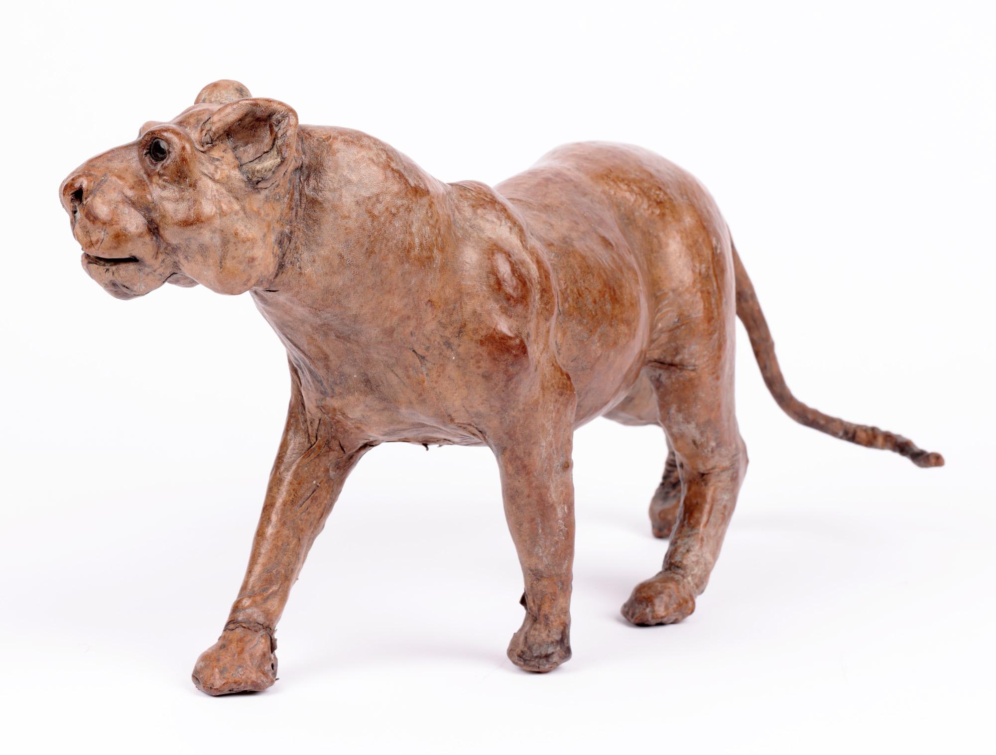 Figure de lions victorienne inhabituelle en cuir sculptée à la main en vente 4