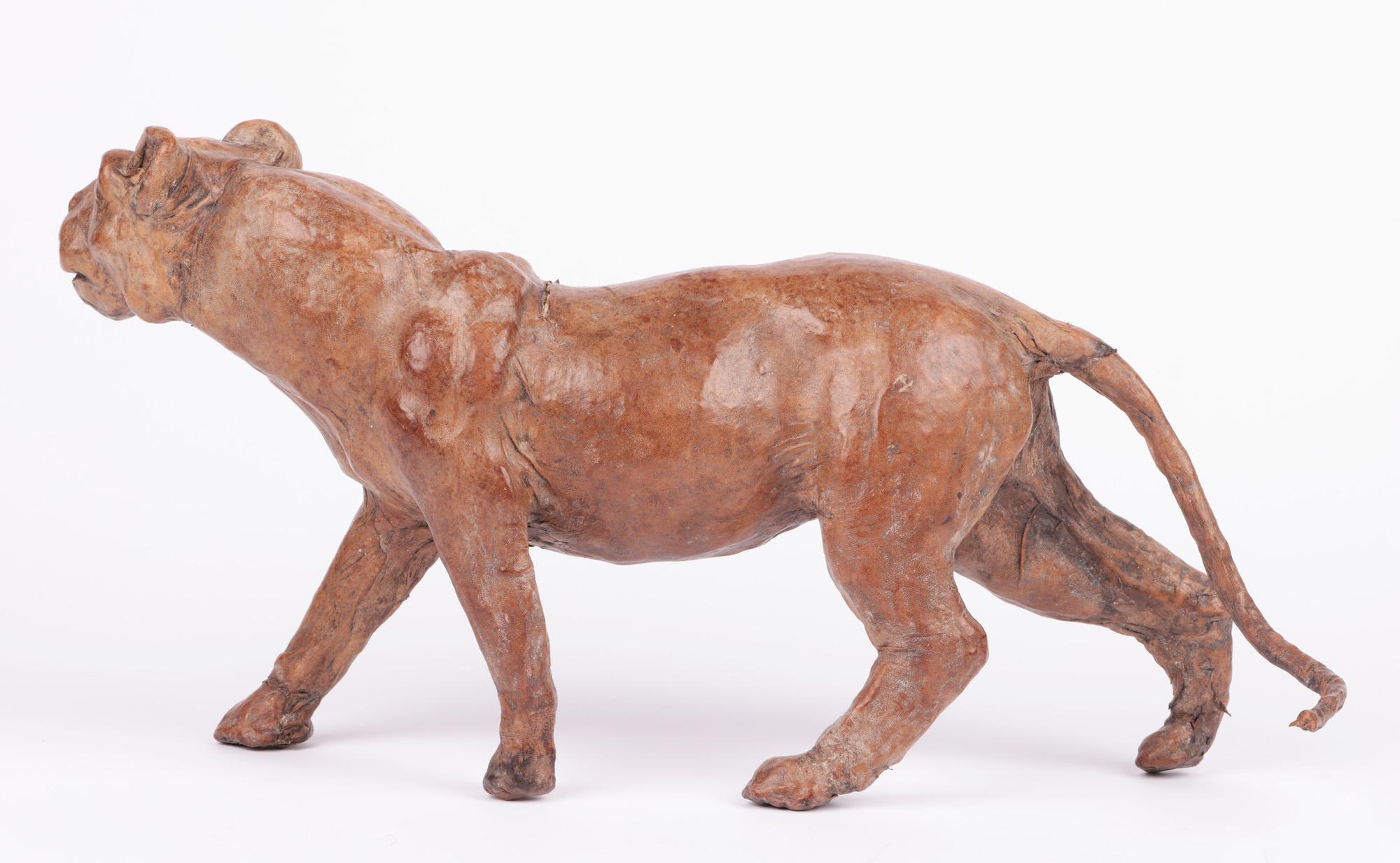 Figure de lions victorienne inhabituelle en cuir sculptée à la main en vente 5