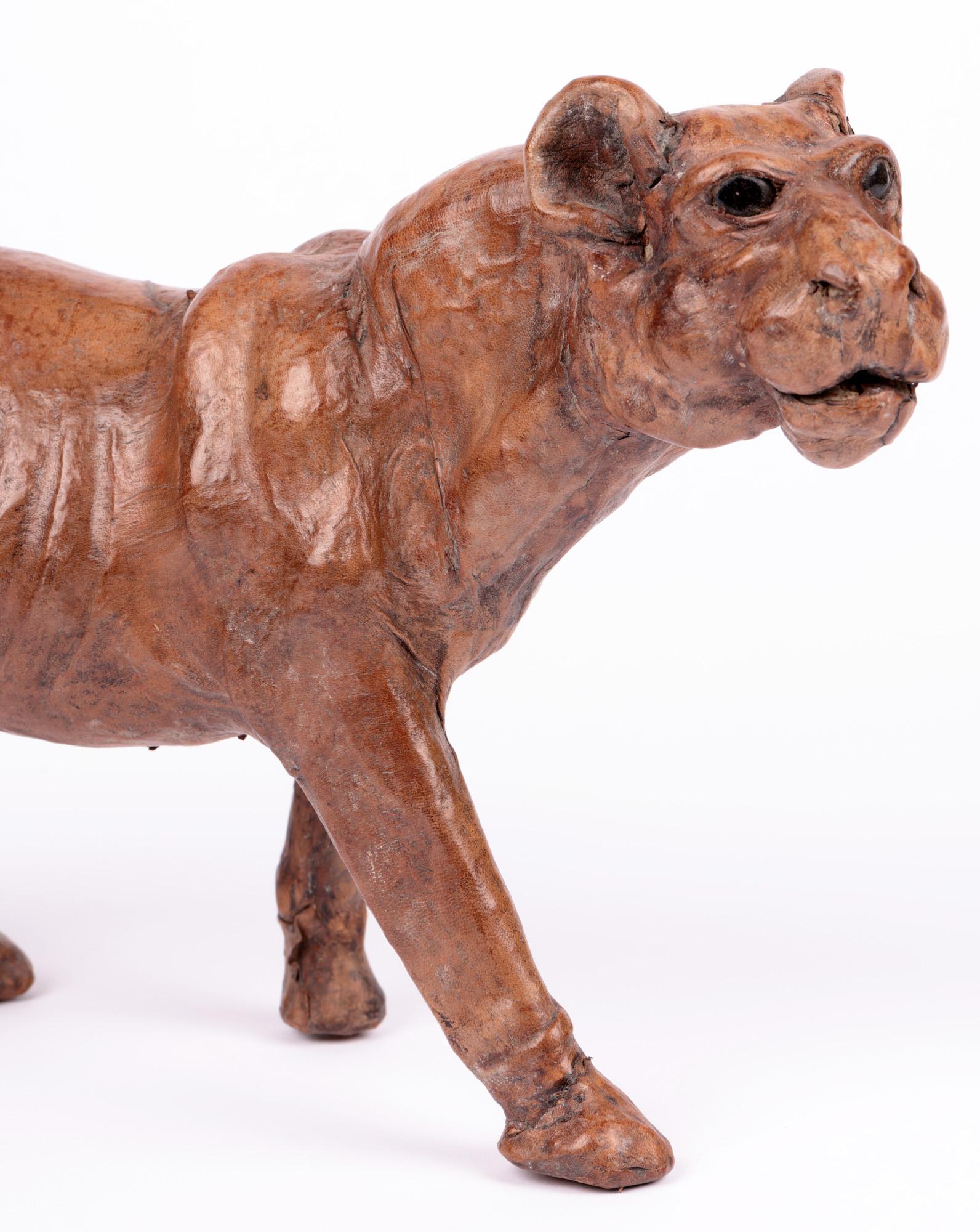 Victorien Figure de lions victorienne inhabituelle en cuir sculptée à la main en vente