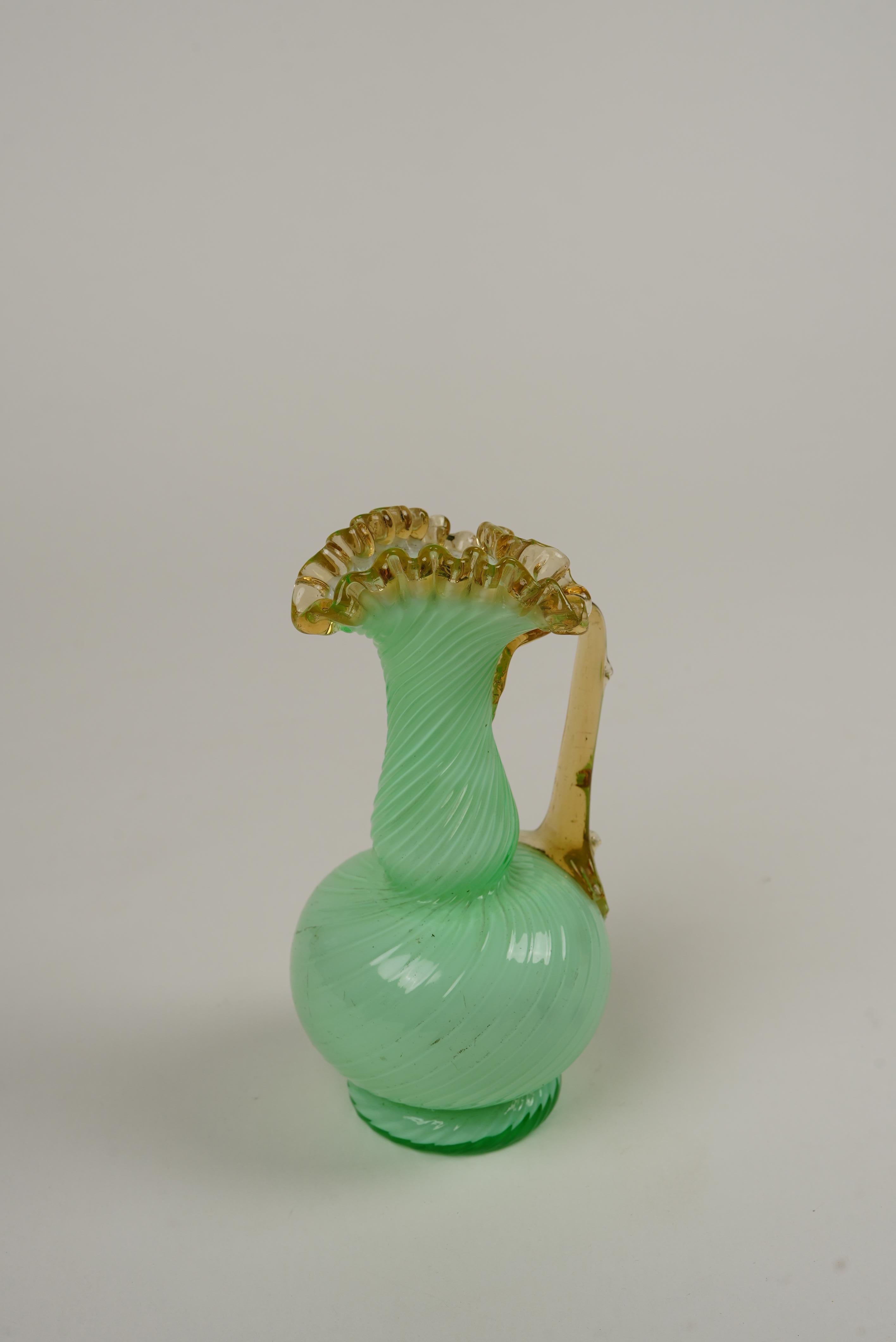 Victorien Vase victorien à aiguière en verre vert opalin d'uranium en vente