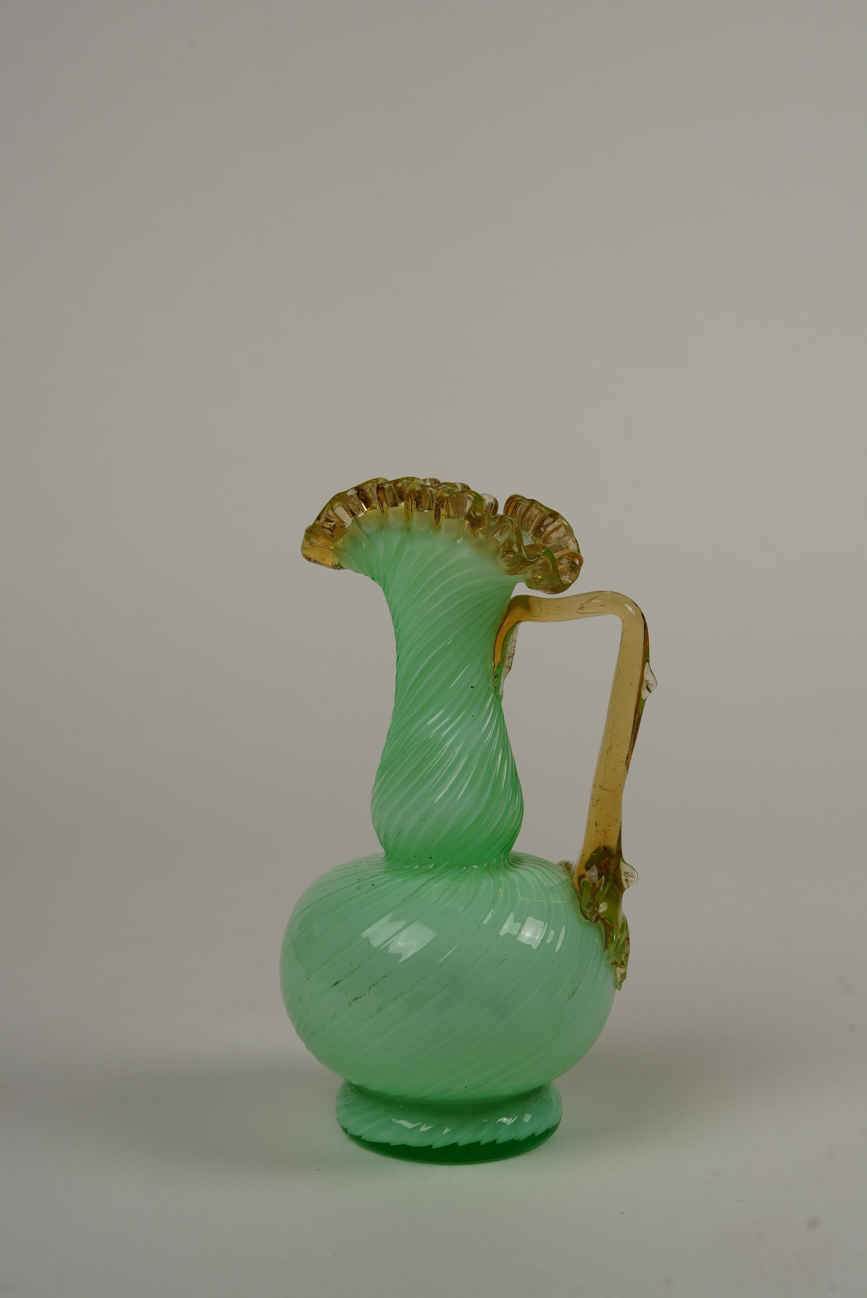 Vase victorien à aiguière en verre vert opalin d'uranium Bon état - En vente à Worcester Park, GB