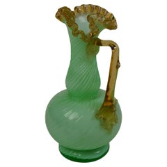 Vase victorien à aiguière en verre vert opalin d'uranium