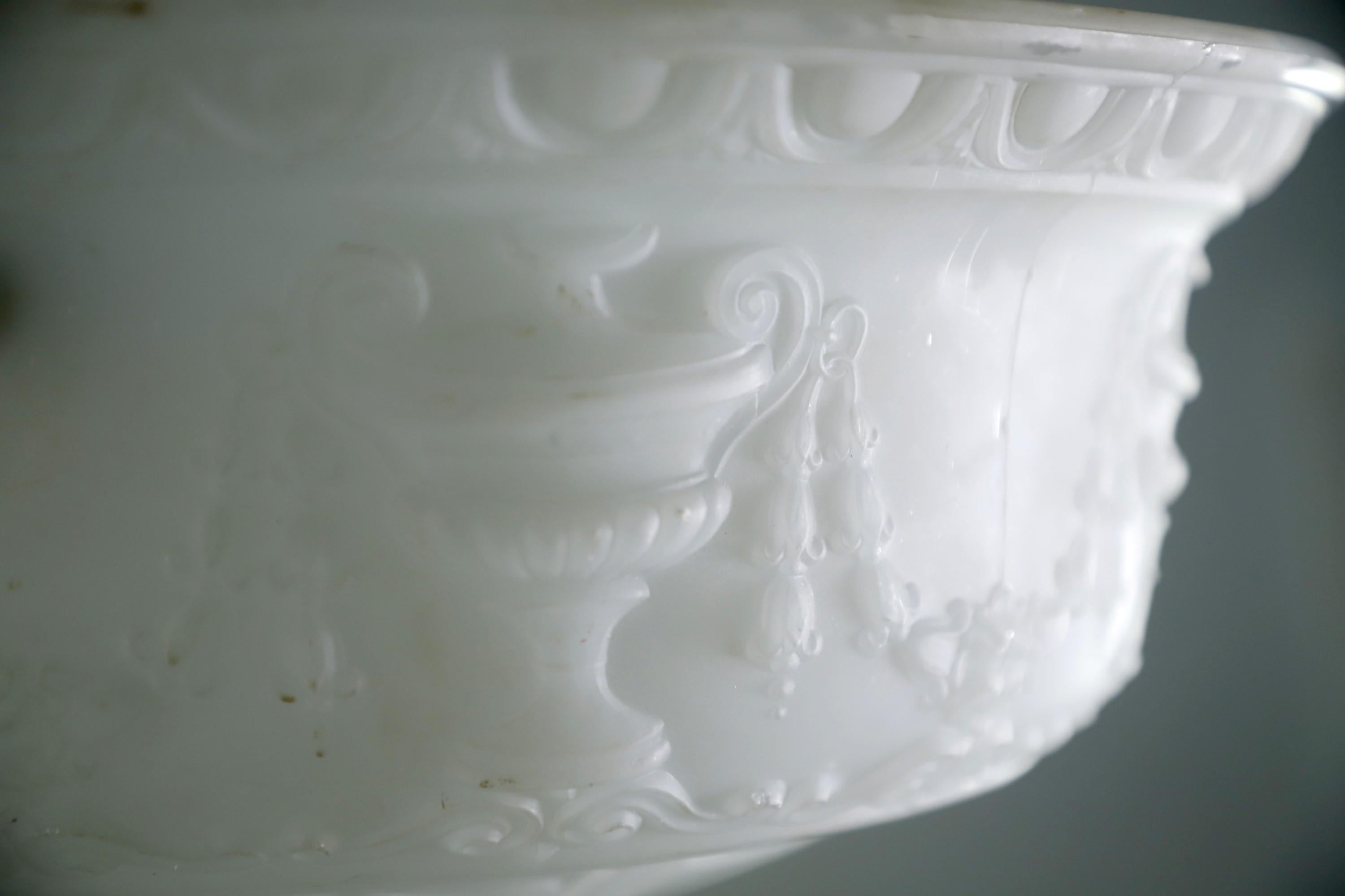 Viktorianische Urnen-Pendelleuchte aus Milchglasschale mit schwarzer Kette im Zustand „Gut“ in New York, NY